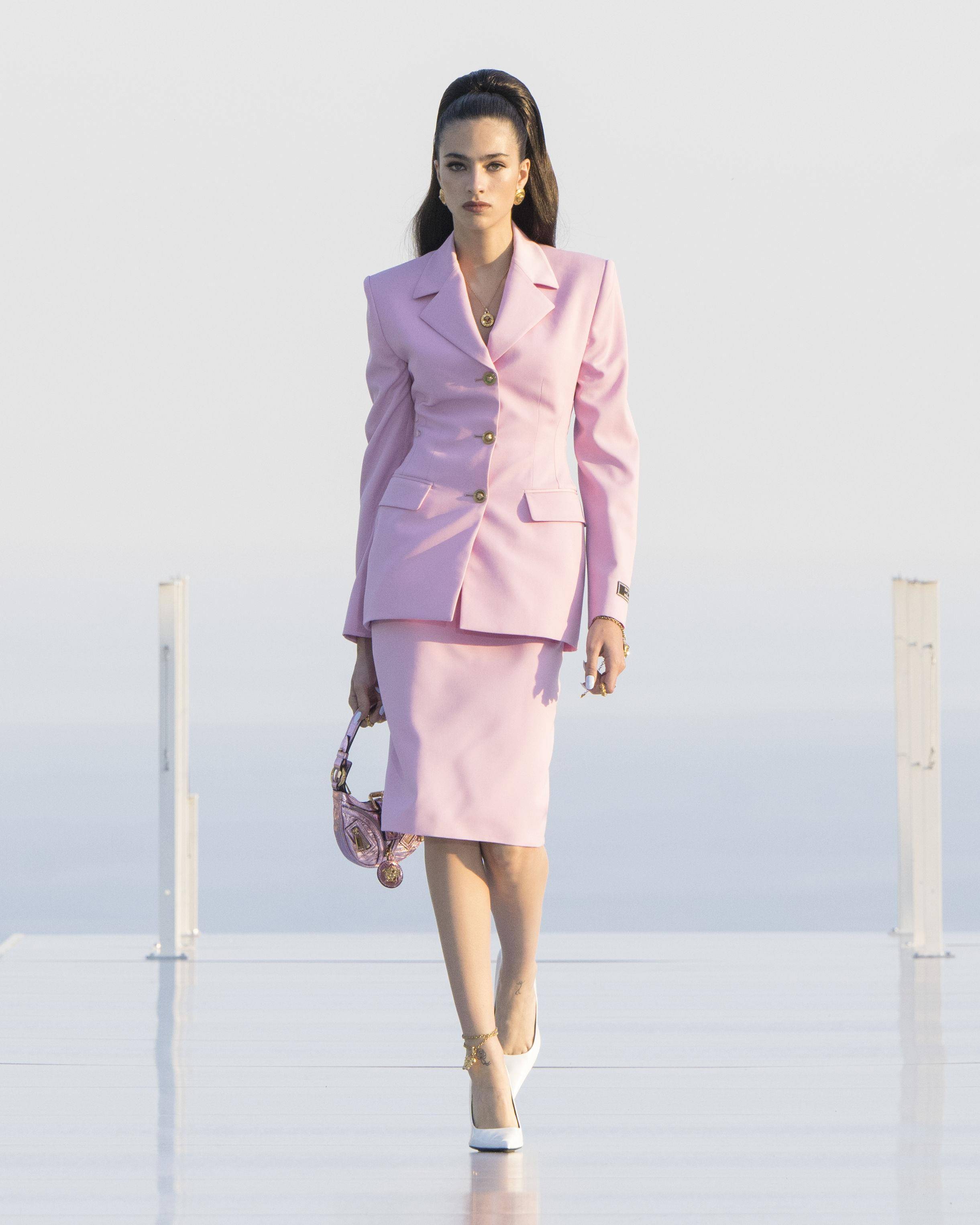 陈庭妮与安俞真等不及上身！FENDI“夏日星座”沙滩装 、草编包超解暑 名人名流 图10张