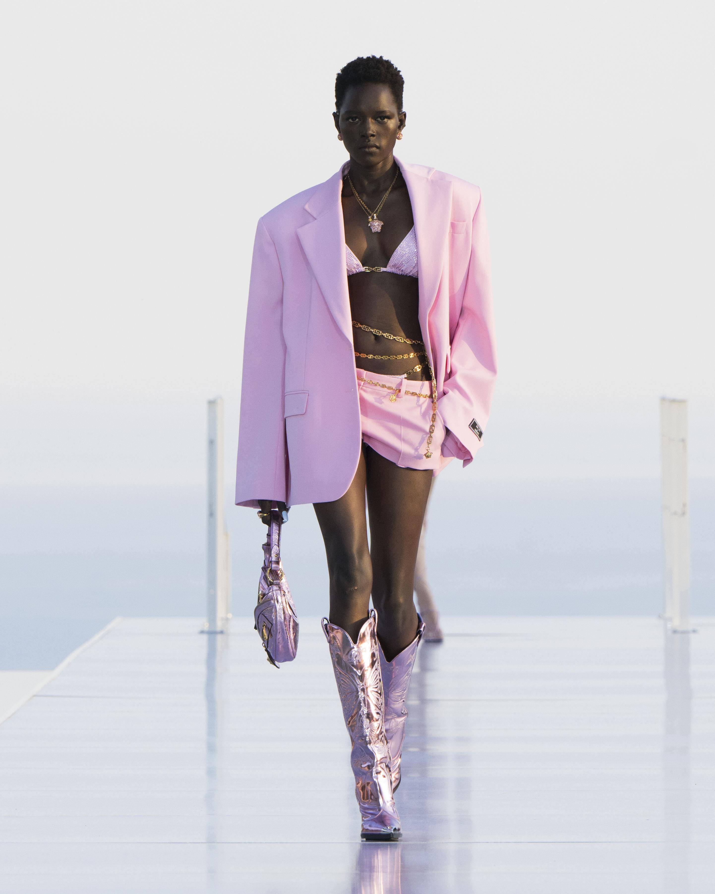 陈庭妮与安俞真等不及上身！FENDI“夏日星座”沙滩装 、草编包超解暑 名人名流 图11张