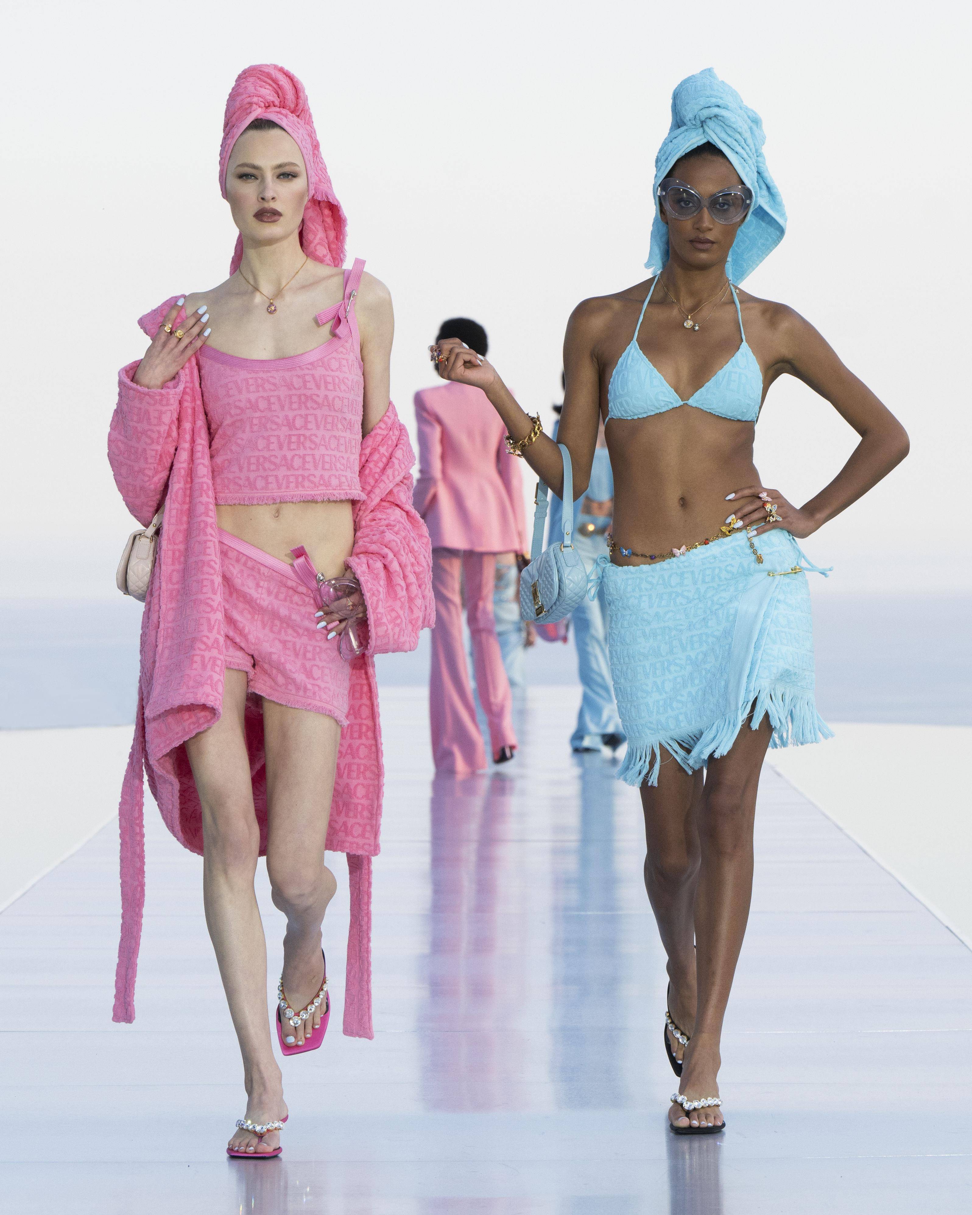 陈庭妮与安俞真等不及上身！FENDI“夏日星座”沙滩装 、草编包超解暑 名人名流 图12张
