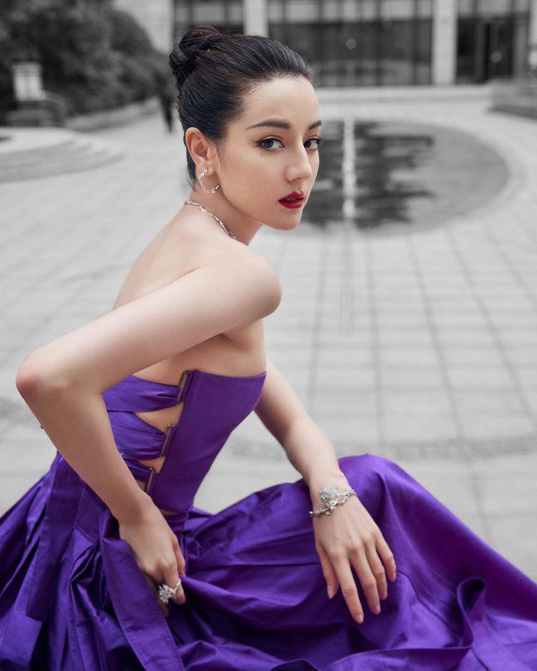 迪丽热巴开高衩大露修长美腿超火辣！紫色礼服穿出女神气场 时尚穿搭 图2张