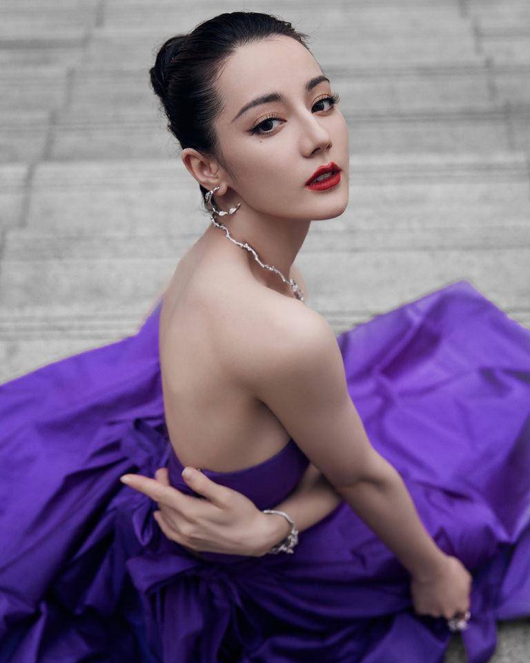 迪丽热巴开高衩大露修长美腿超火辣！紫色礼服穿出女神气场 时尚穿搭 图4张