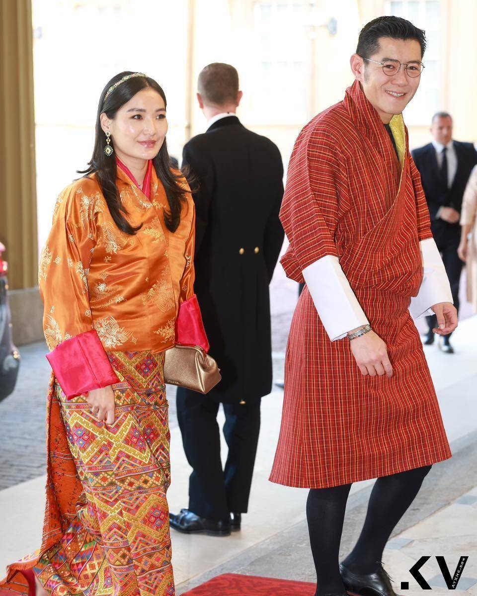 不丹王后传统服饰配精品包　2款手拿包轮替泄优雅品味 名人名流 图2张