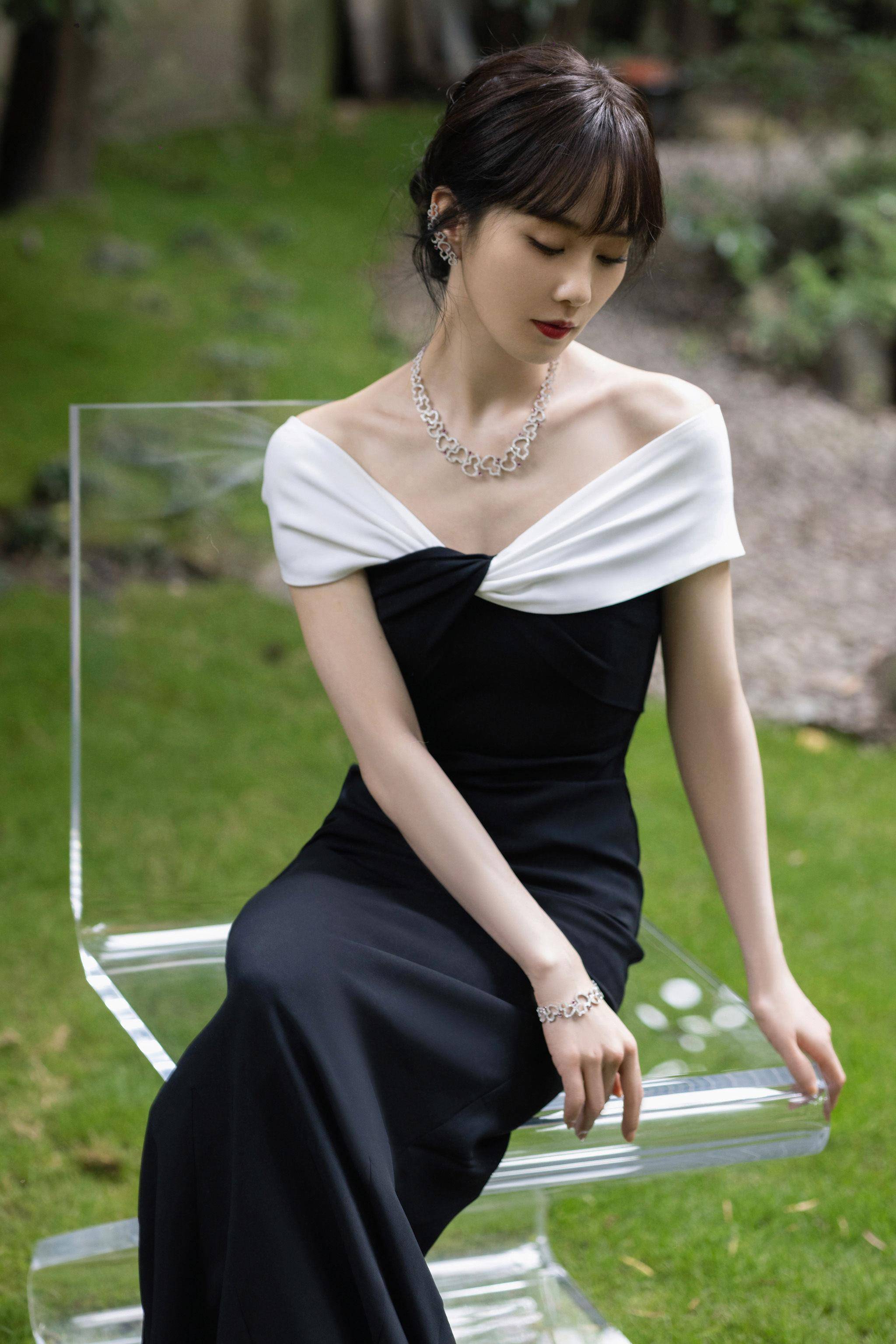 “中国台湾媳妇”珠宝展出风头　刘诗诗妹妹头减龄、高圆圆美背全都露 奢侈品牌 图1张