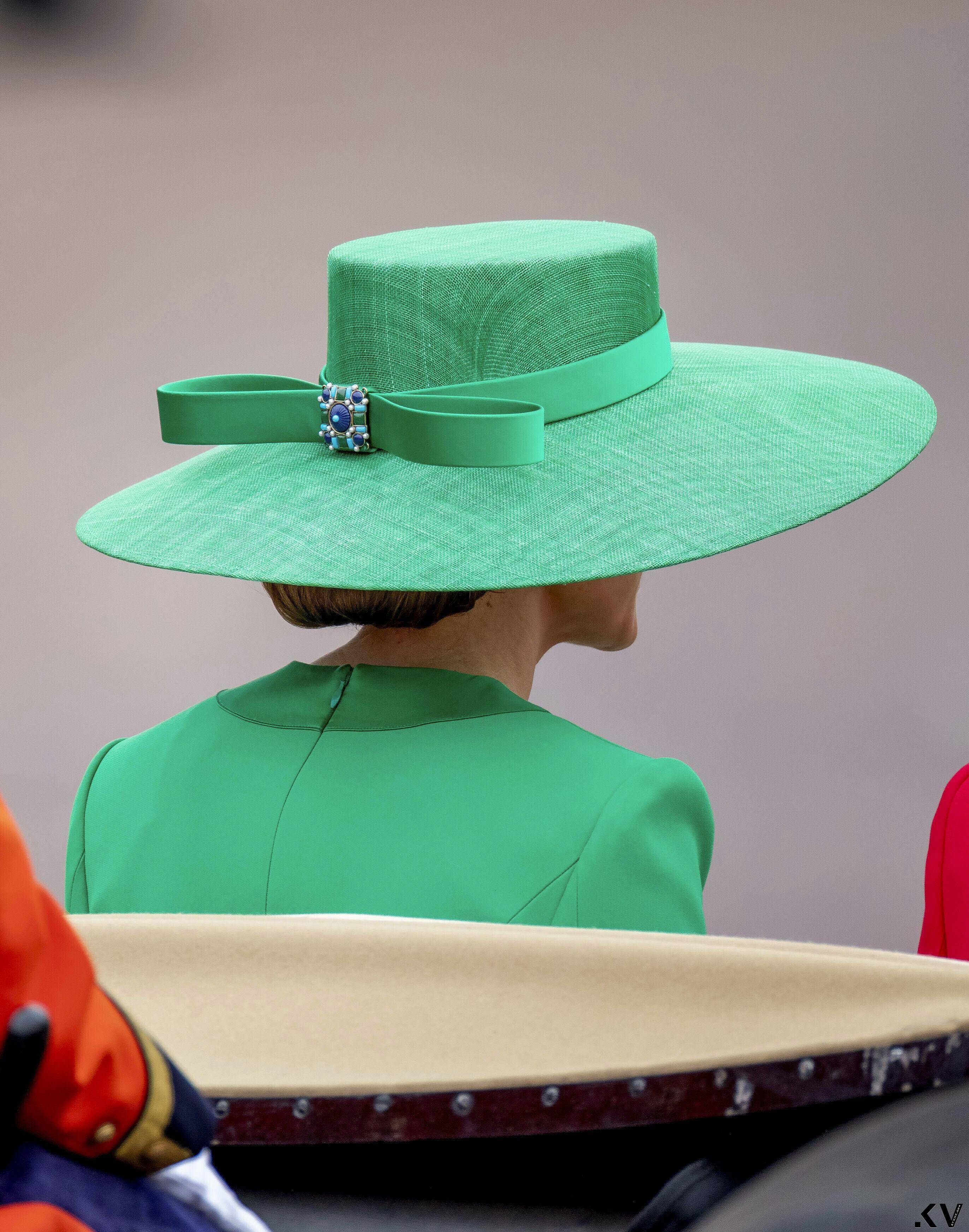 凯特王妃11万绿衣凸显“爱尔兰卫队上校”身分　么儿阅兵敬礼萌翻 名人名流 图3张