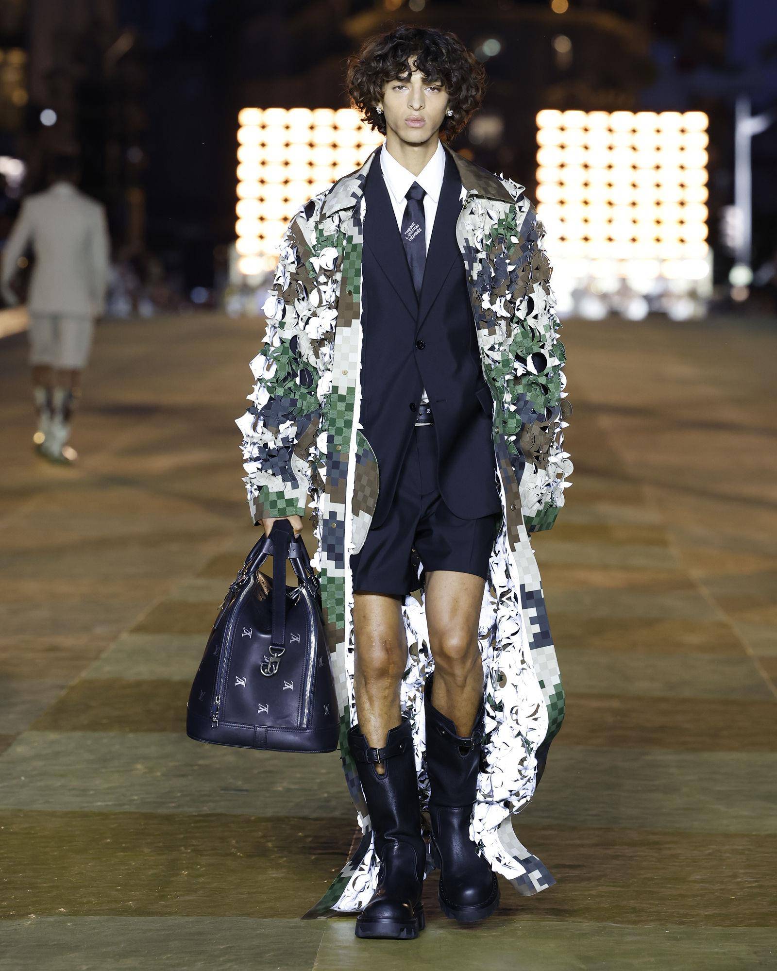 巴黎男装周／LV珍珠迷彩包女生也想要　菲董连毛毛鞋、睡衣都设计好了 时尚穿搭 图3张