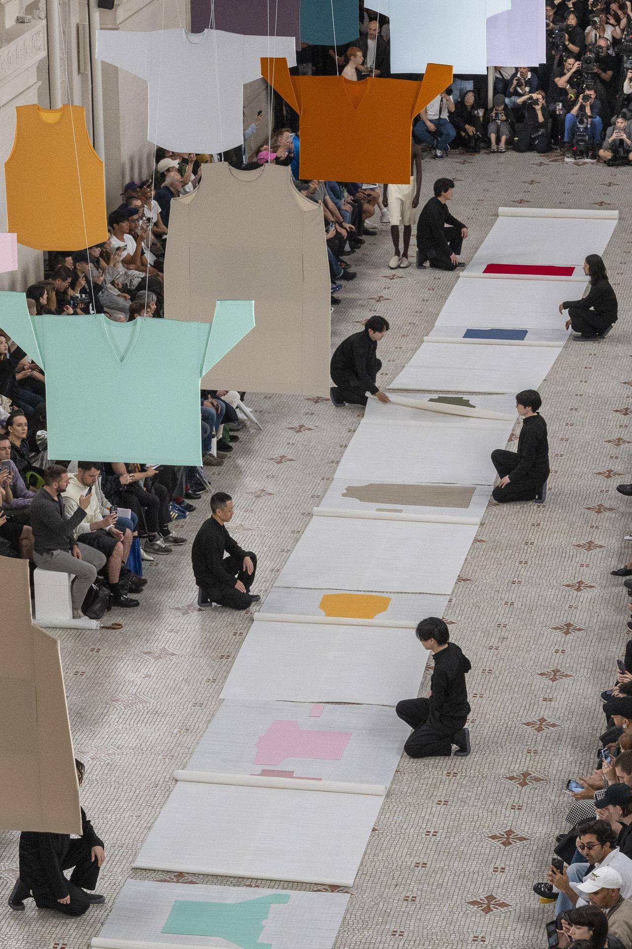 巴黎男装周／HOMME PLISSÉ ISSEY MIYAKE让裸身男模当众套上衣　Acne Studios大玩丹宁 时尚穿搭 图2张