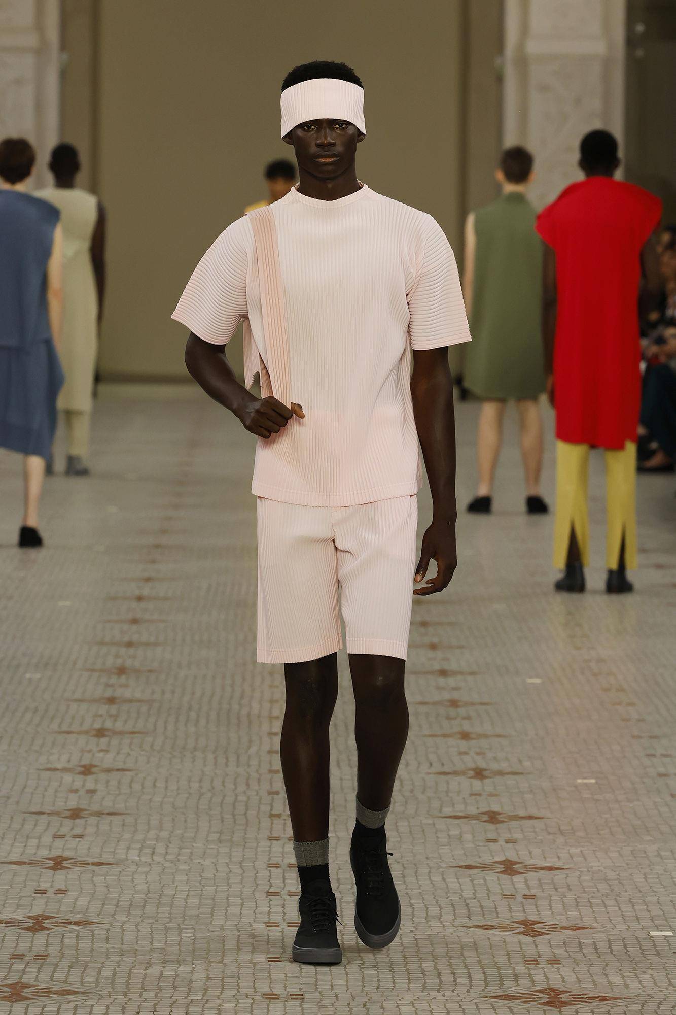 巴黎男装周／HOMME PLISSÉ ISSEY MIYAKE让裸身男模当众套上衣　Acne Studios大玩丹宁 时尚穿搭 图4张