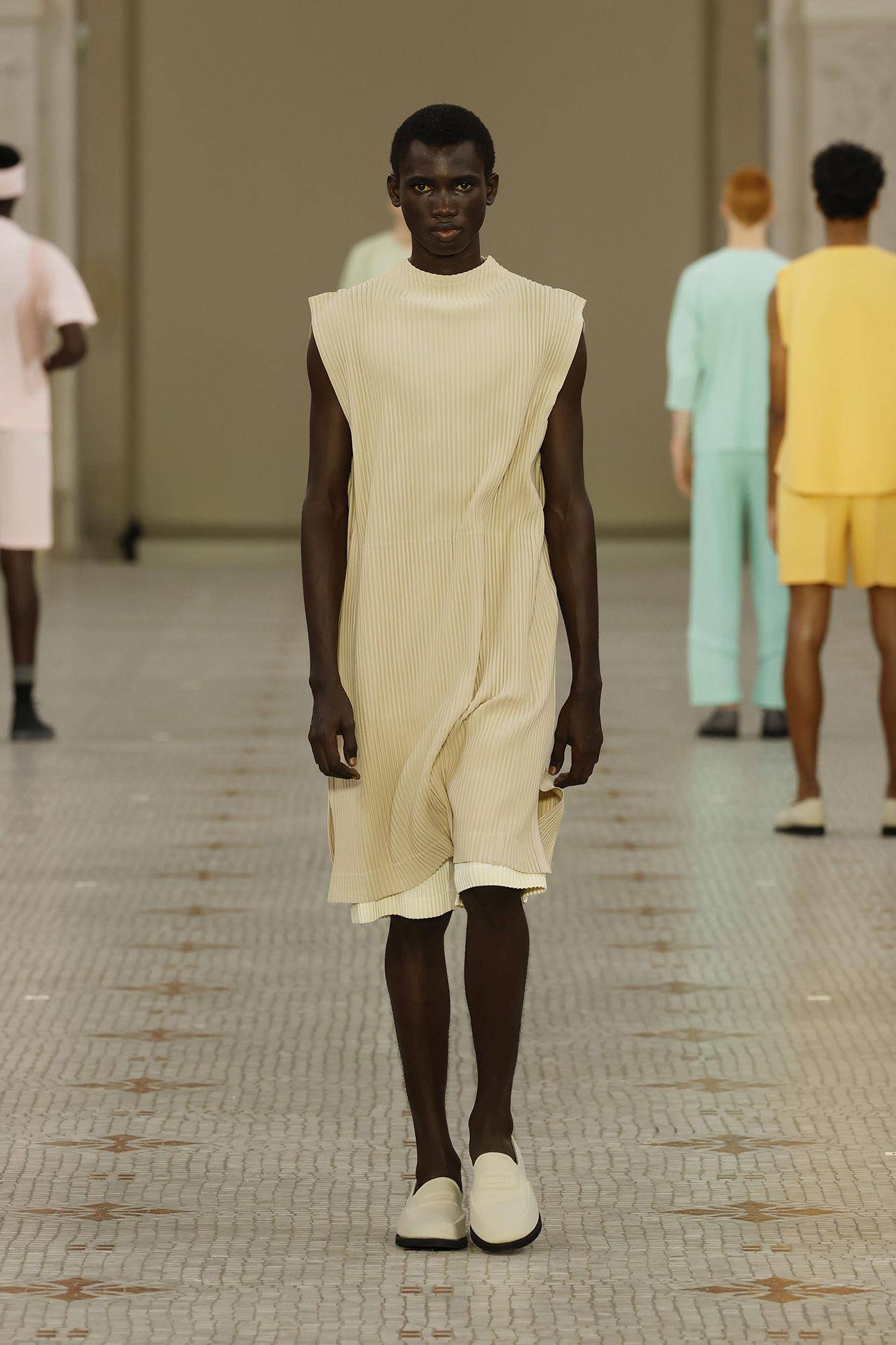 巴黎男装周／HOMME PLISSÉ ISSEY MIYAKE让裸身男模当众套上衣　Acne Studios大玩丹宁 时尚穿搭 图5张