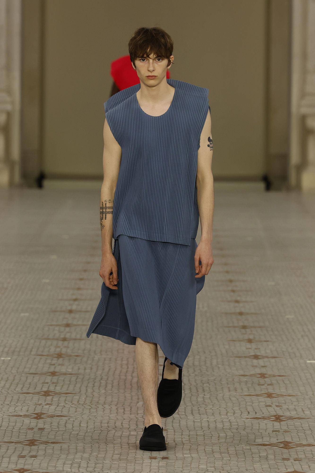 巴黎男装周／HOMME PLISSÉ ISSEY MIYAKE让裸身男模当众套上衣　Acne Studios大玩丹宁 时尚穿搭 图7张