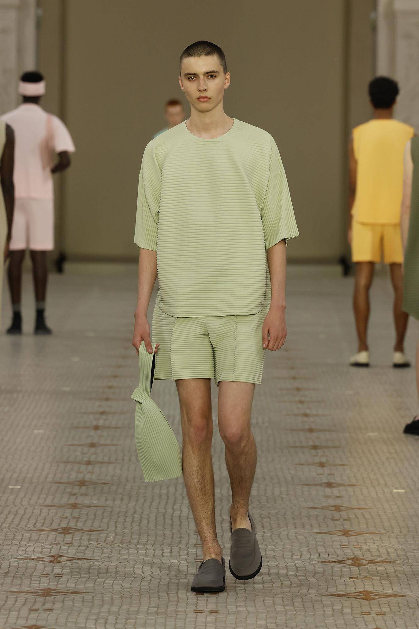 巴黎男装周／HOMME PLISSÉ ISSEY MIYAKE让裸身男模当众套上衣　Acne Studios大玩丹宁 时尚穿搭 图8张