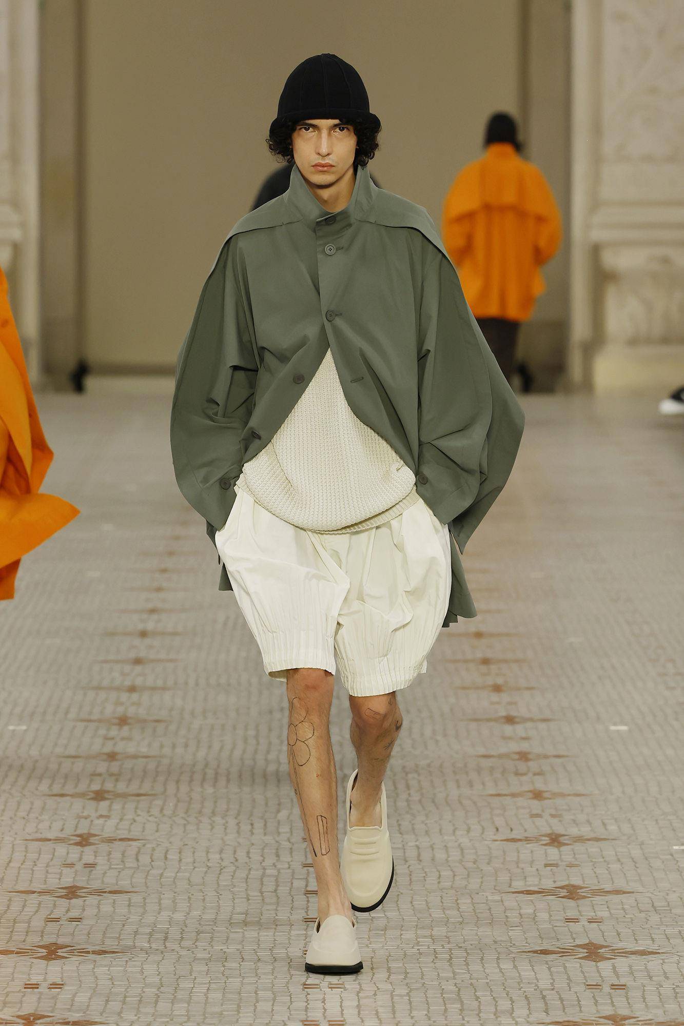 巴黎男装周／HOMME PLISSÉ ISSEY MIYAKE让裸身男模当众套上衣　Acne Studios大玩丹宁 时尚穿搭 图11张