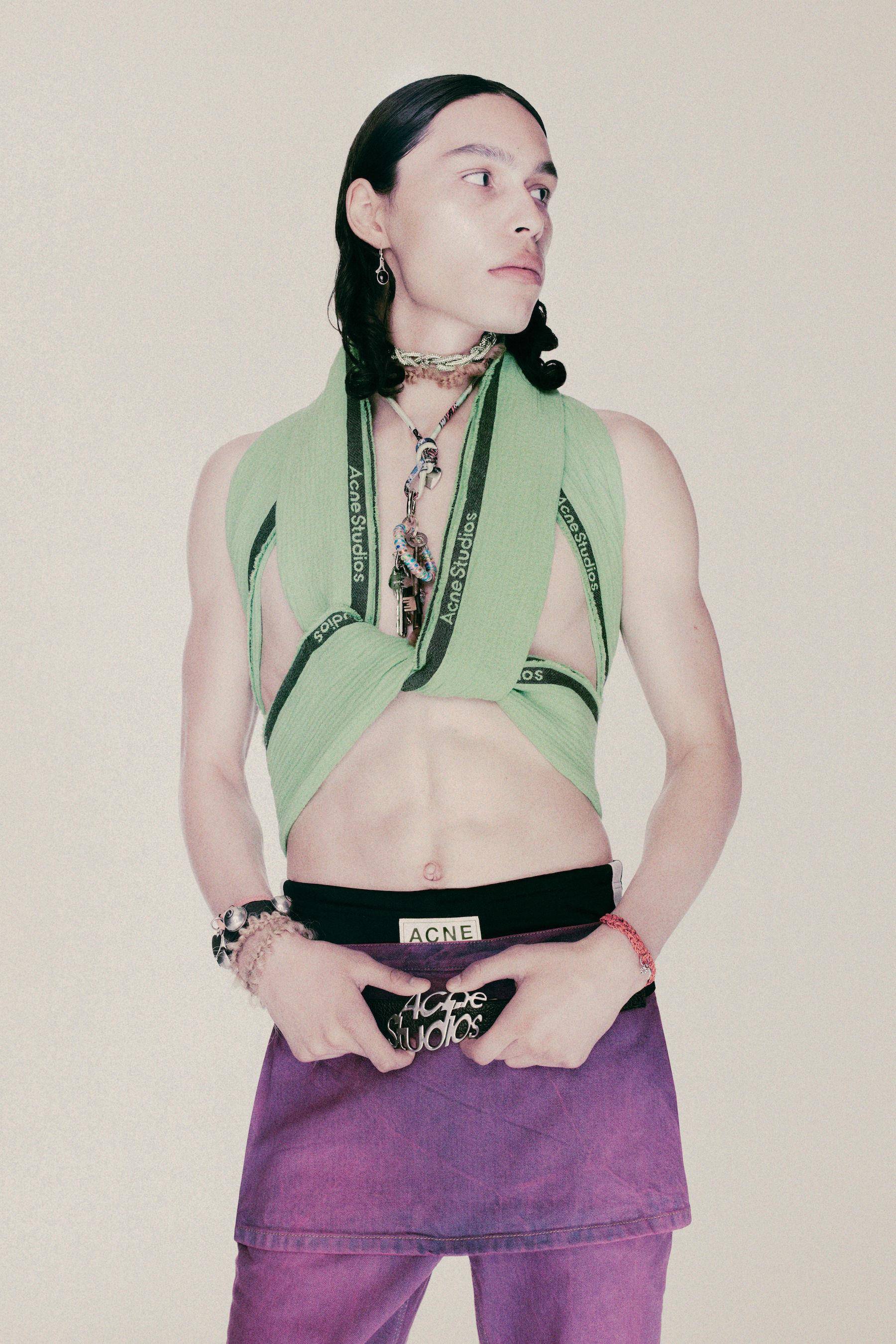 巴黎男装周／HOMME PLISSÉ ISSEY MIYAKE让裸身男模当众套上衣　Acne Studios大玩丹宁 时尚穿搭 图14张