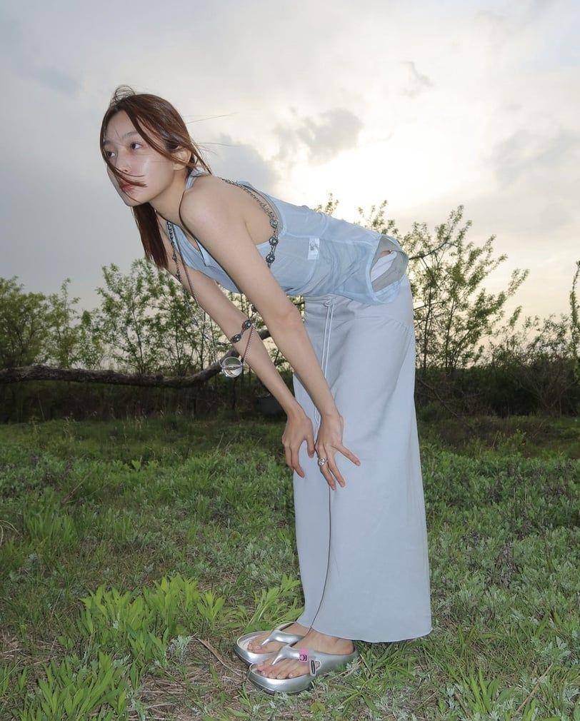 夏日拖鞋穿搭舒服也要时髦好看　赵露思同款厚底增高又显腿长 最新资讯 图10张