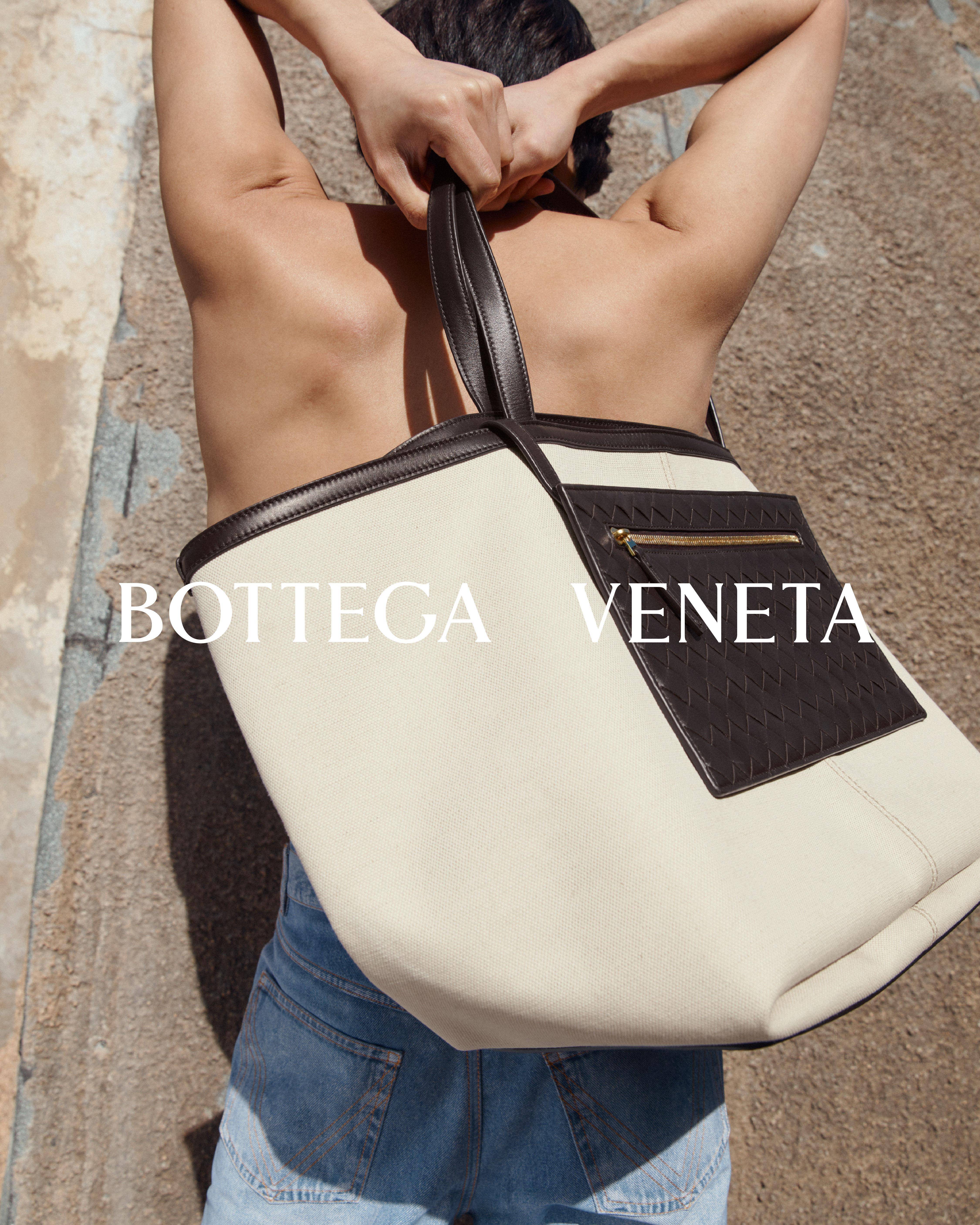 Kendall火辣摆拍行头洗版IG！BOTTEGA VENETA为度假打造拉菲草包、凉鞋 名人名流 图1张