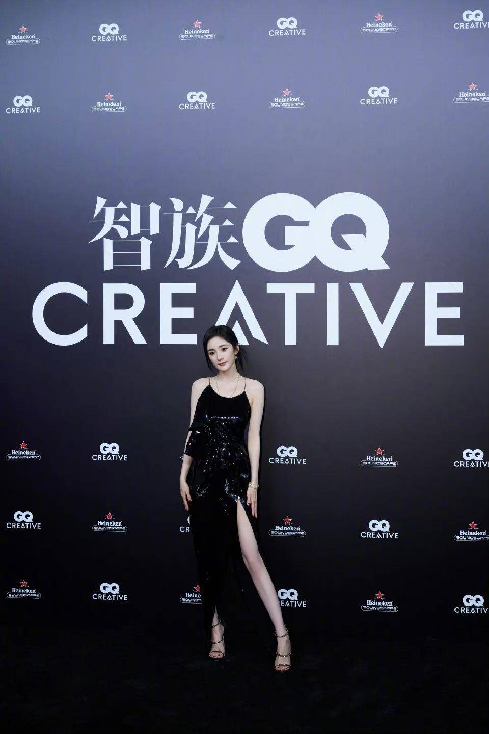 杨幂新造型“暗夜精灵”超魅惑！　闪片裙仙级长腿比例曝光 名人名流 图1张