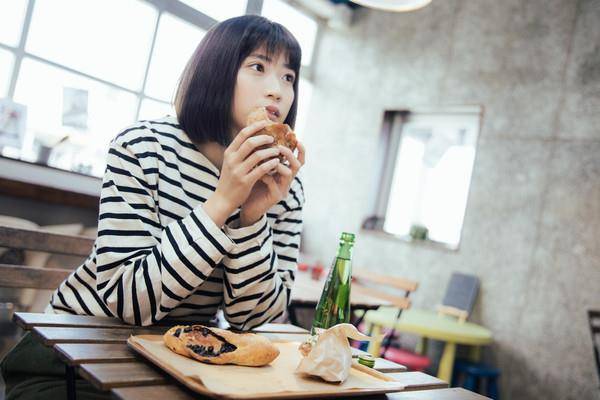 ▲妹子,单身,吃饭（示意图／取自免费图库PAKUTASO）