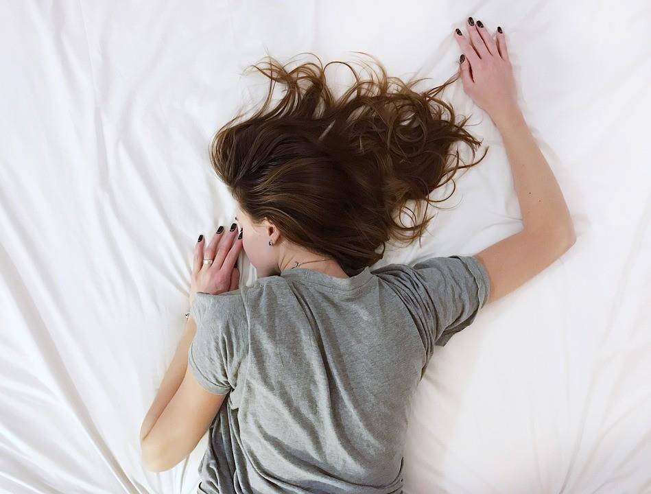 宵夜 睡眠不足。（图／翻摄自pixabay）