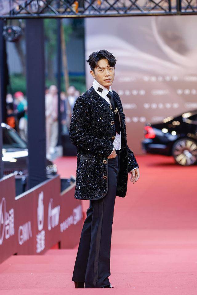 金曲时尚／韦礼安一晚换5套西装　光珠宝就高达1100万超华丽 时尚穿搭 图1张