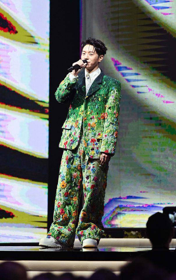 金曲时尚／韦礼安一晚换5套西装　光珠宝就高达1100万超华丽 时尚穿搭 图4张