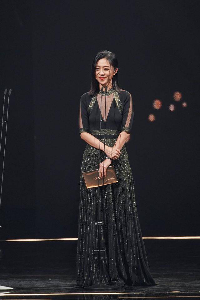 金曲时尚／51岁彭佳慧辣露零赘肉水蛇腰　陈绮贞不文青深V薄纱露沟好性感 时尚穿搭 图3张