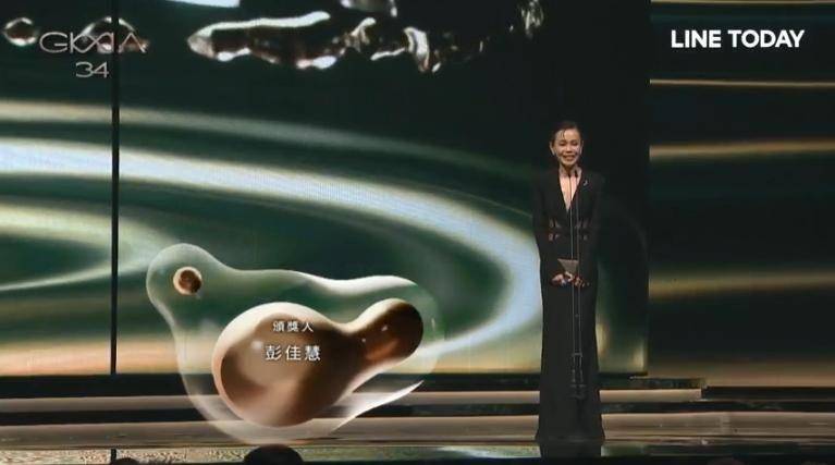 金曲时尚／51岁彭佳慧辣露零赘肉水蛇腰　陈绮贞不文青深V薄纱露沟好性感 时尚穿搭 图2张