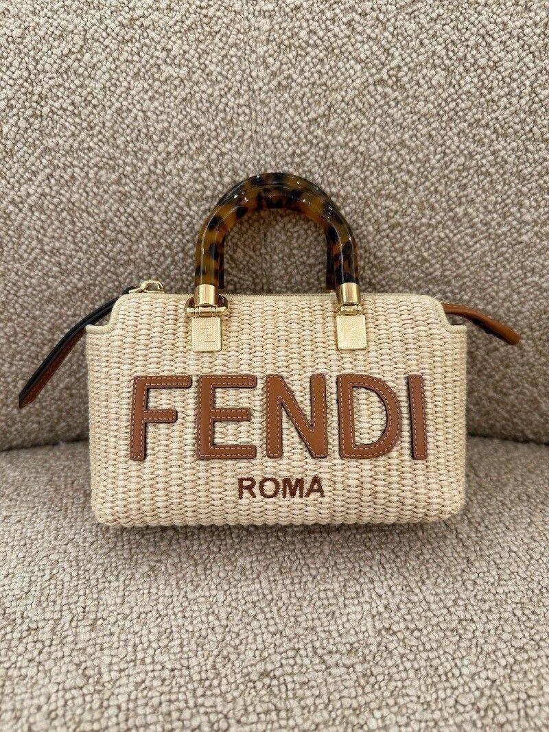 5款精品草编包推荐　MIU MIU梦幻樱花粉、BALENCIAGA遮阳帽设计超Q 时尚穿搭 图1张