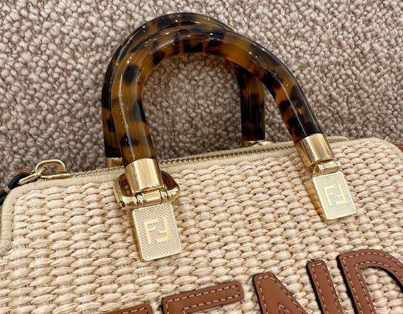 5款精品草编包推荐　MIU MIU梦幻樱花粉、BALENCIAGA遮阳帽设计超Q 时尚穿搭 图2张