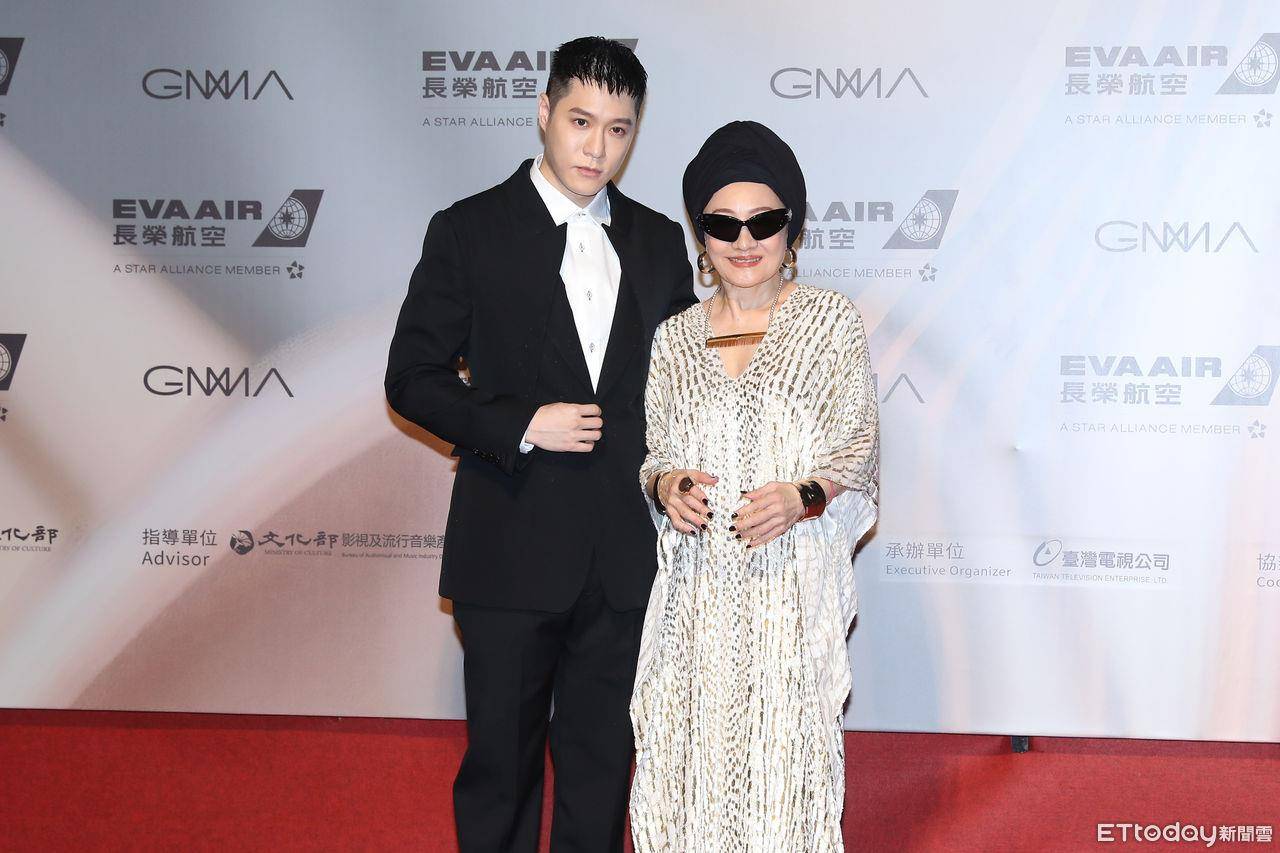 金曲红毯总览／林柏宏全黑西装不负众望帅翻！周汤豪、比莉最时尚母子压轴 时尚穿搭 图1张
