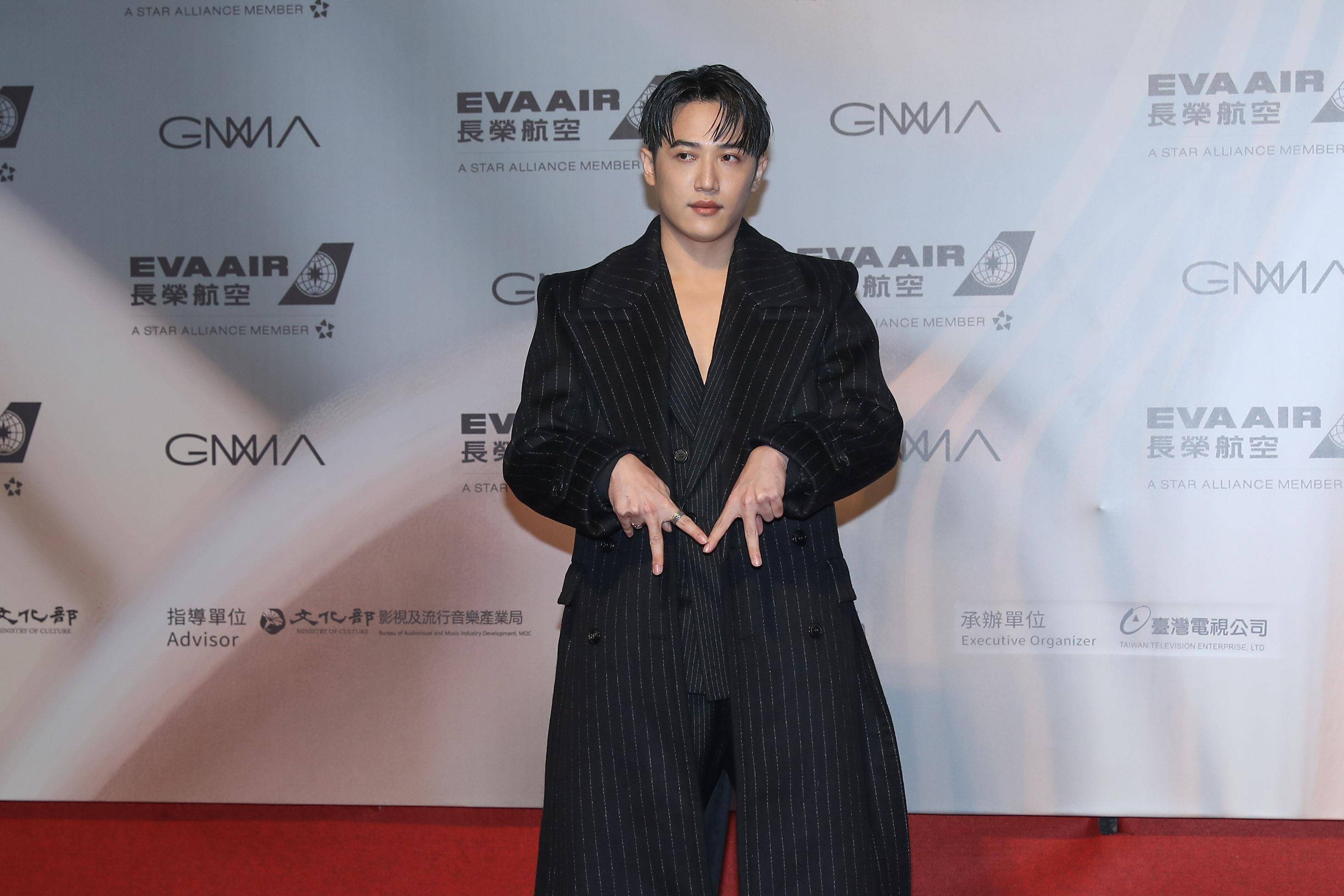 金曲红毯总览／林柏宏全黑西装不负众望帅翻！周汤豪、比莉最时尚母子压轴 时尚穿搭 图20张
