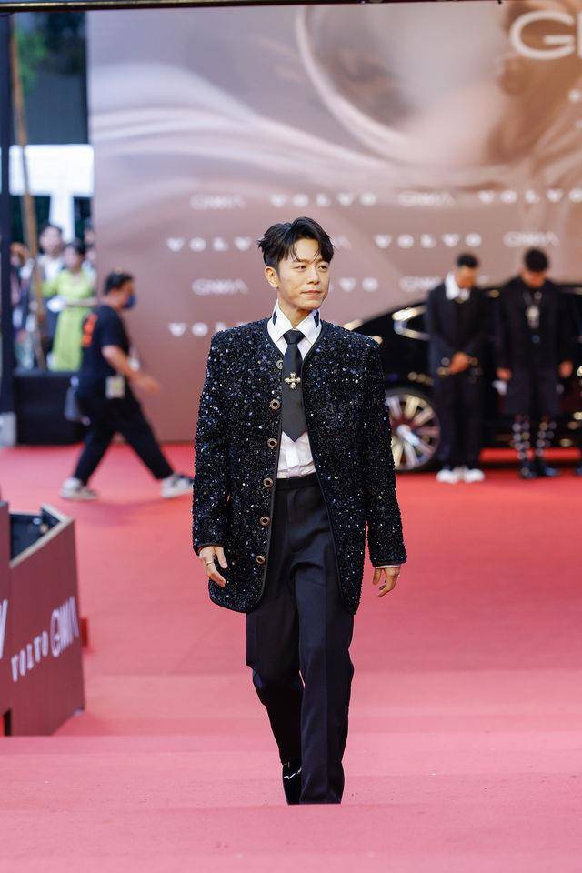 金曲时尚／林柏宏黑西装搭950万珠宝夺红毯最帅！韦礼安王子风紧追 名人名流 图2张