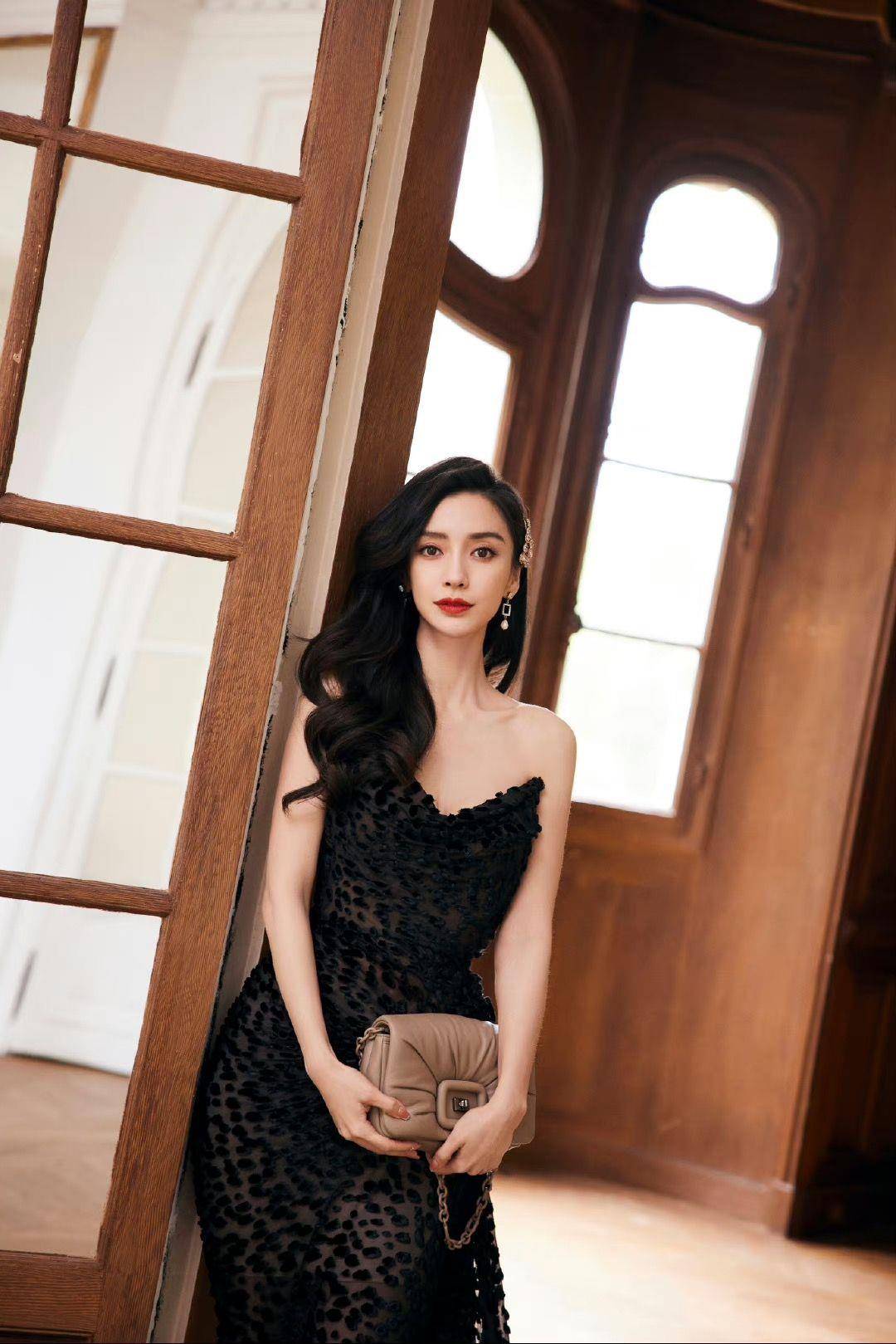 Angelababy豹纹战袍征服巴黎！Roger Vivier以鸵鸟毛、天然珍珠制包美到窒息 时尚穿搭 图1张
