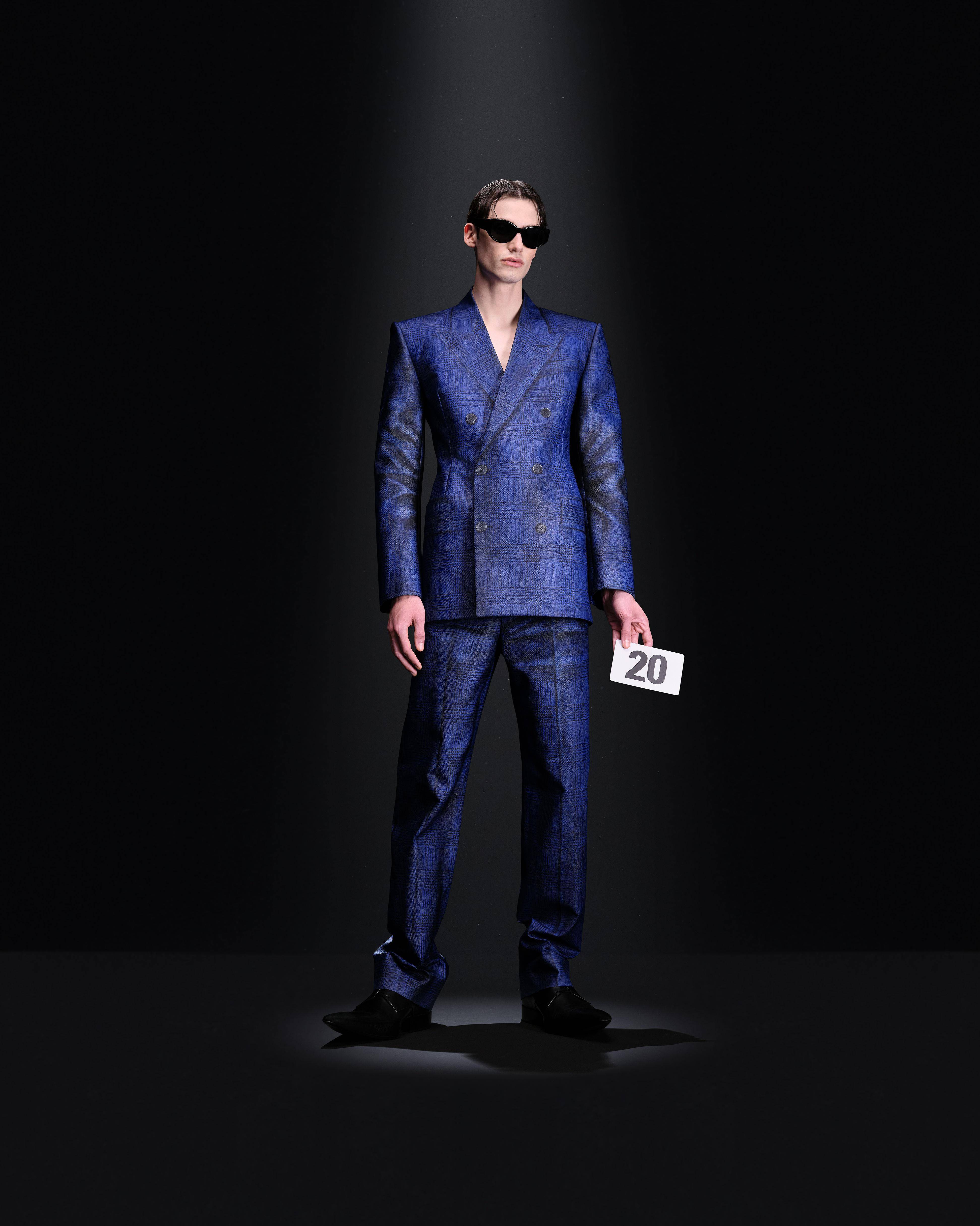 巴黎高订周／BALENCIAGA压轴盔甲裙震撼秀场　杨紫琼、70岁传奇影后助阵 时尚穿搭 图4张