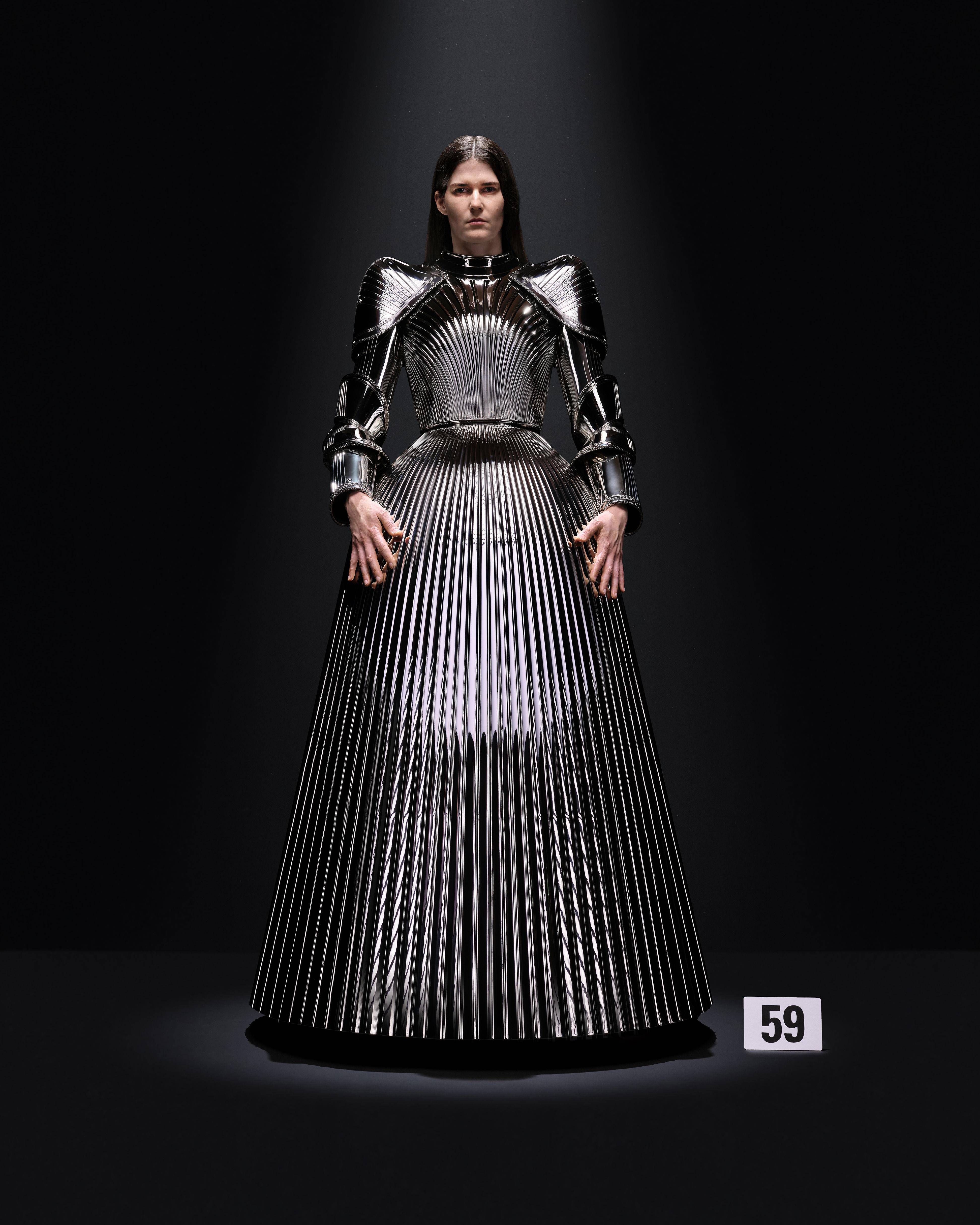 巴黎高订周／BALENCIAGA压轴盔甲裙震撼秀场　杨紫琼、70岁传奇影后助阵 时尚穿搭 图7张