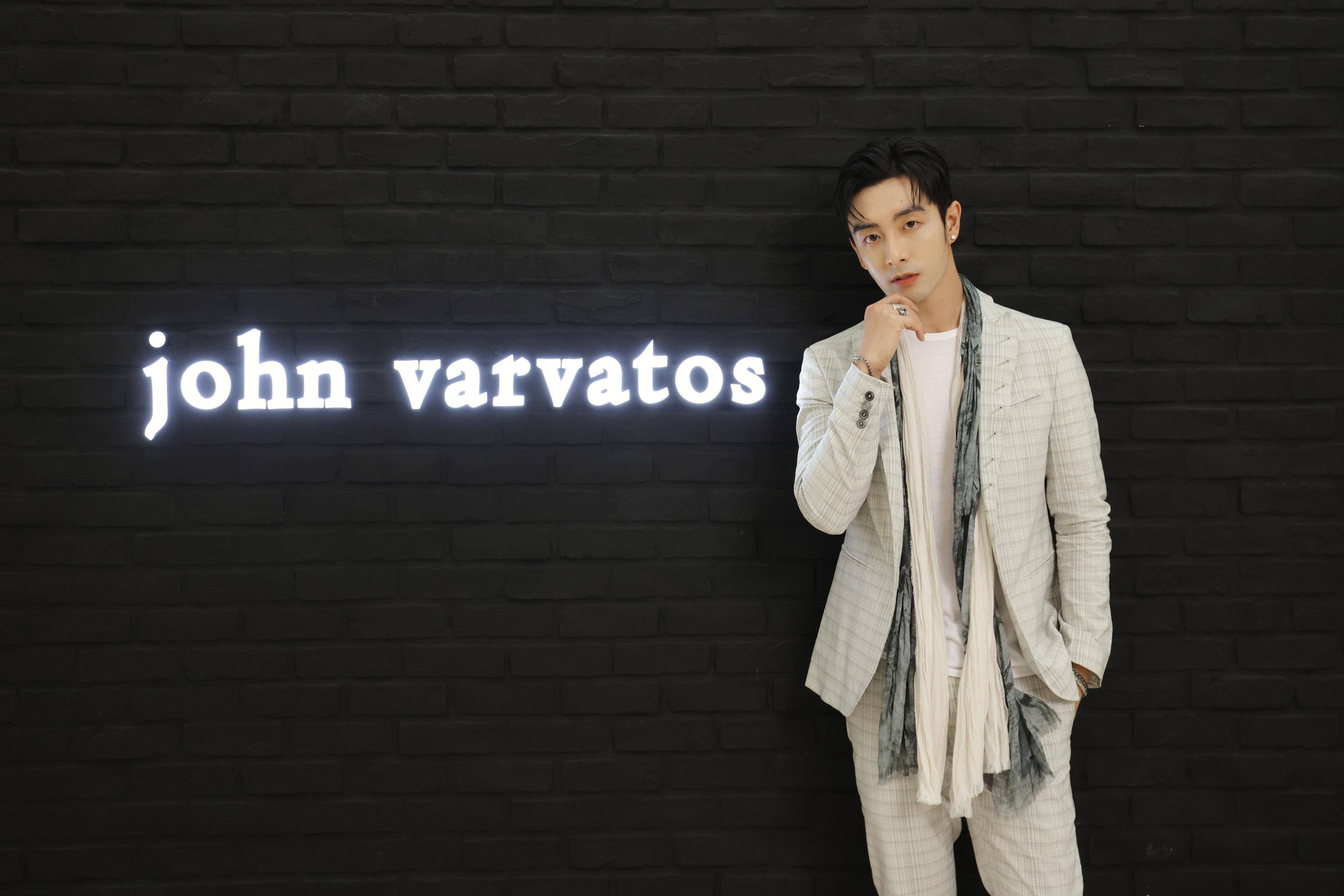 管麟自曝离“小鲜肉”称号越来越远！穿john varvatos新作秒变帅气轻熟男 名人名流 图1张