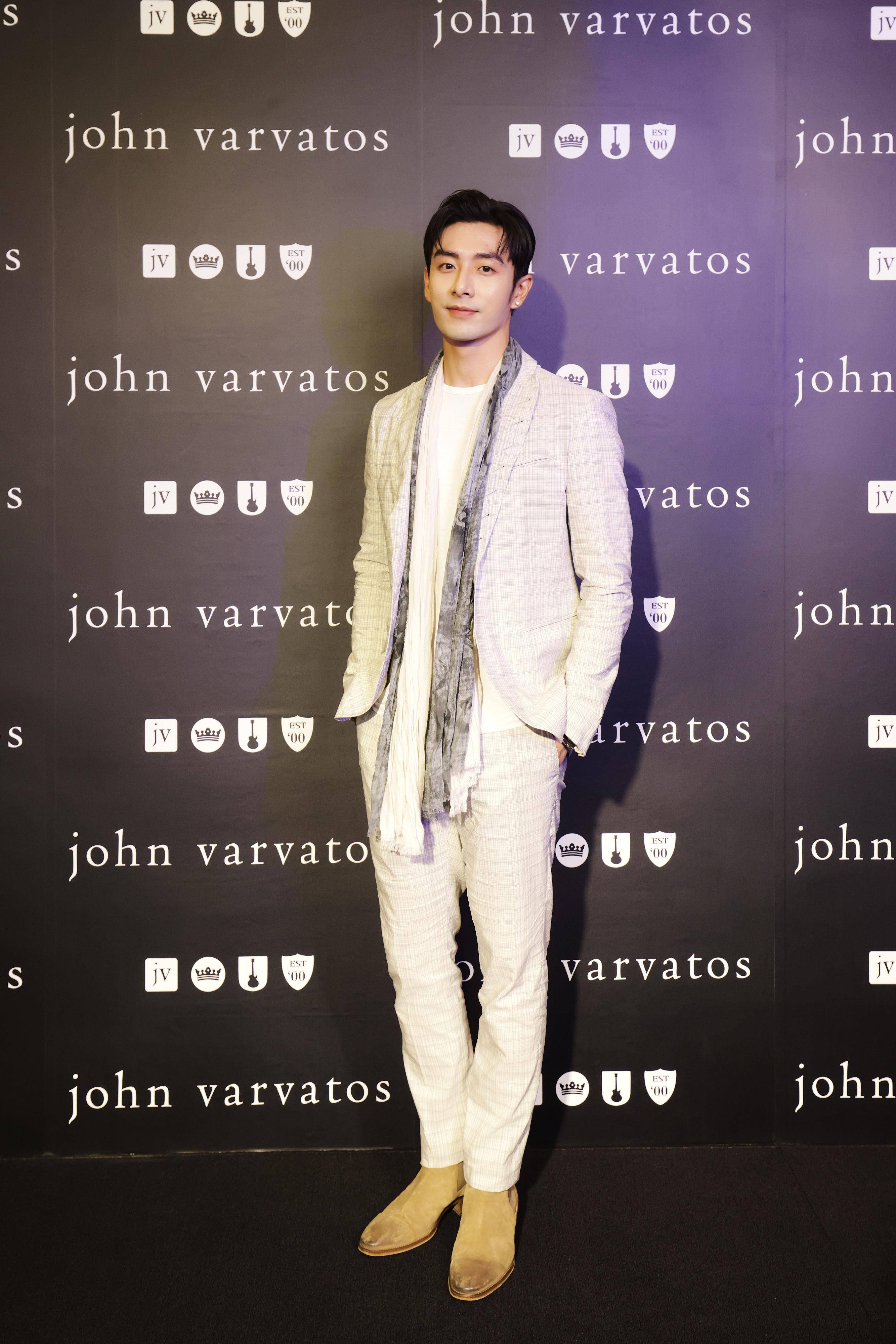 管麟自曝离“小鲜肉”称号越来越远！穿john varvatos新作秒变帅气轻熟男 名人名流 图3张