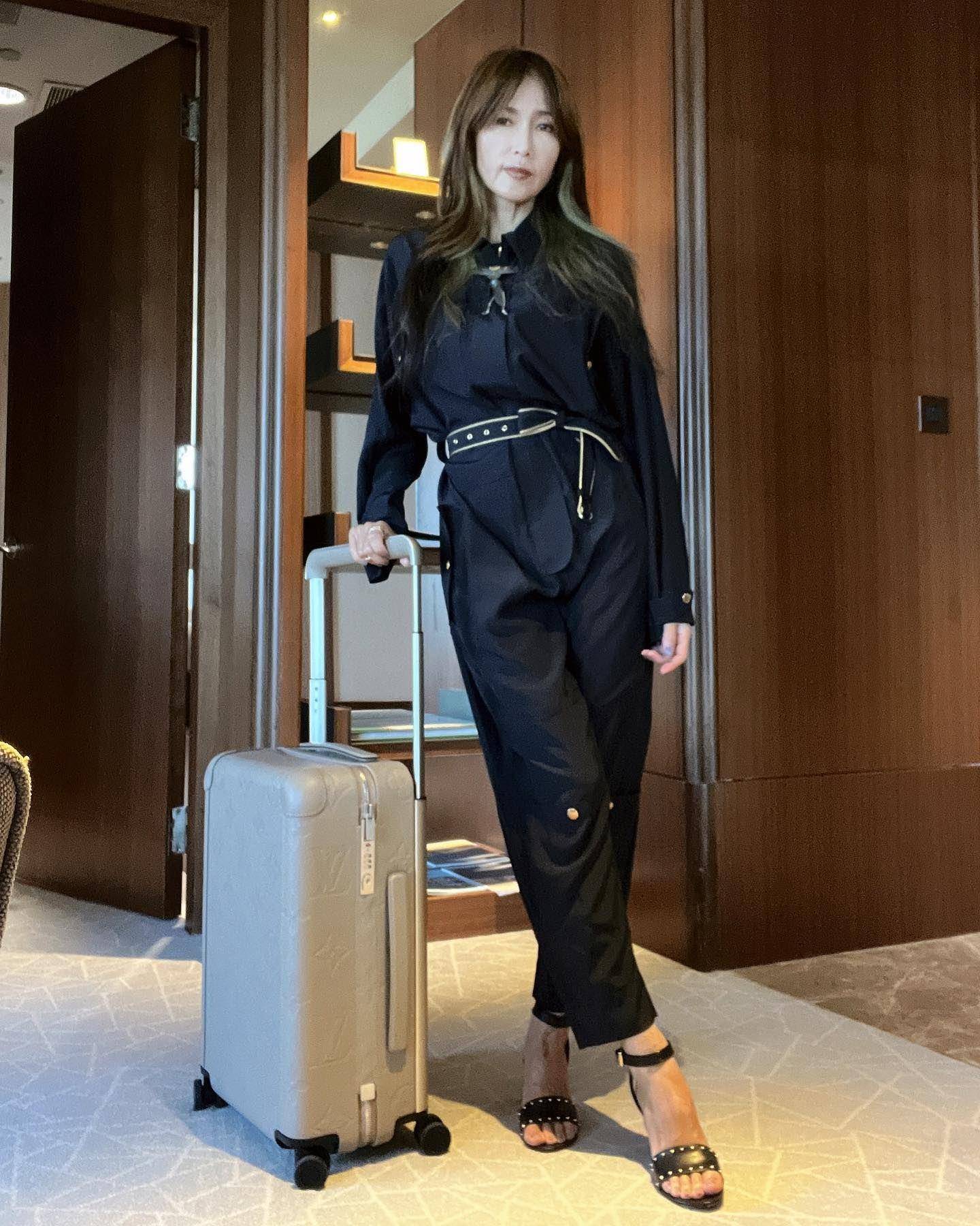 工藤静香17万LV行李箱泄巨星身分　蛇珠宝加持秀女神气势 时尚穿搭 图1张