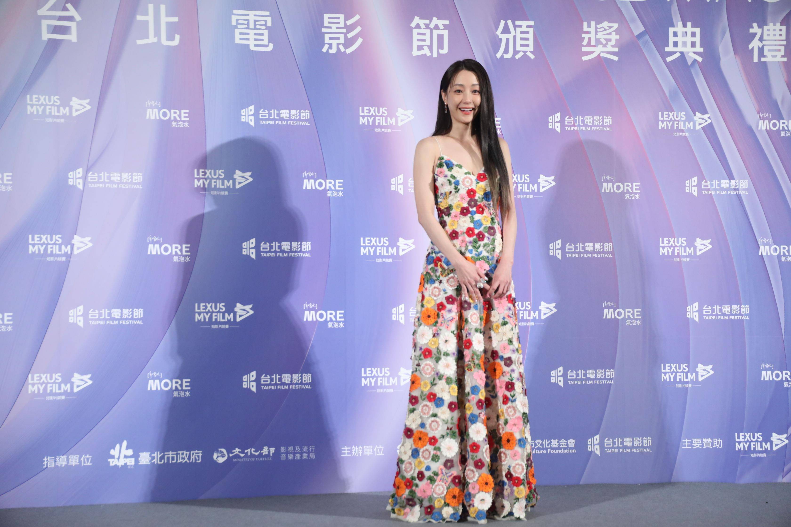曾珮瑜中门大开辣翻典礼　谢欣颖花花装突围 时尚穿搭 图2张
