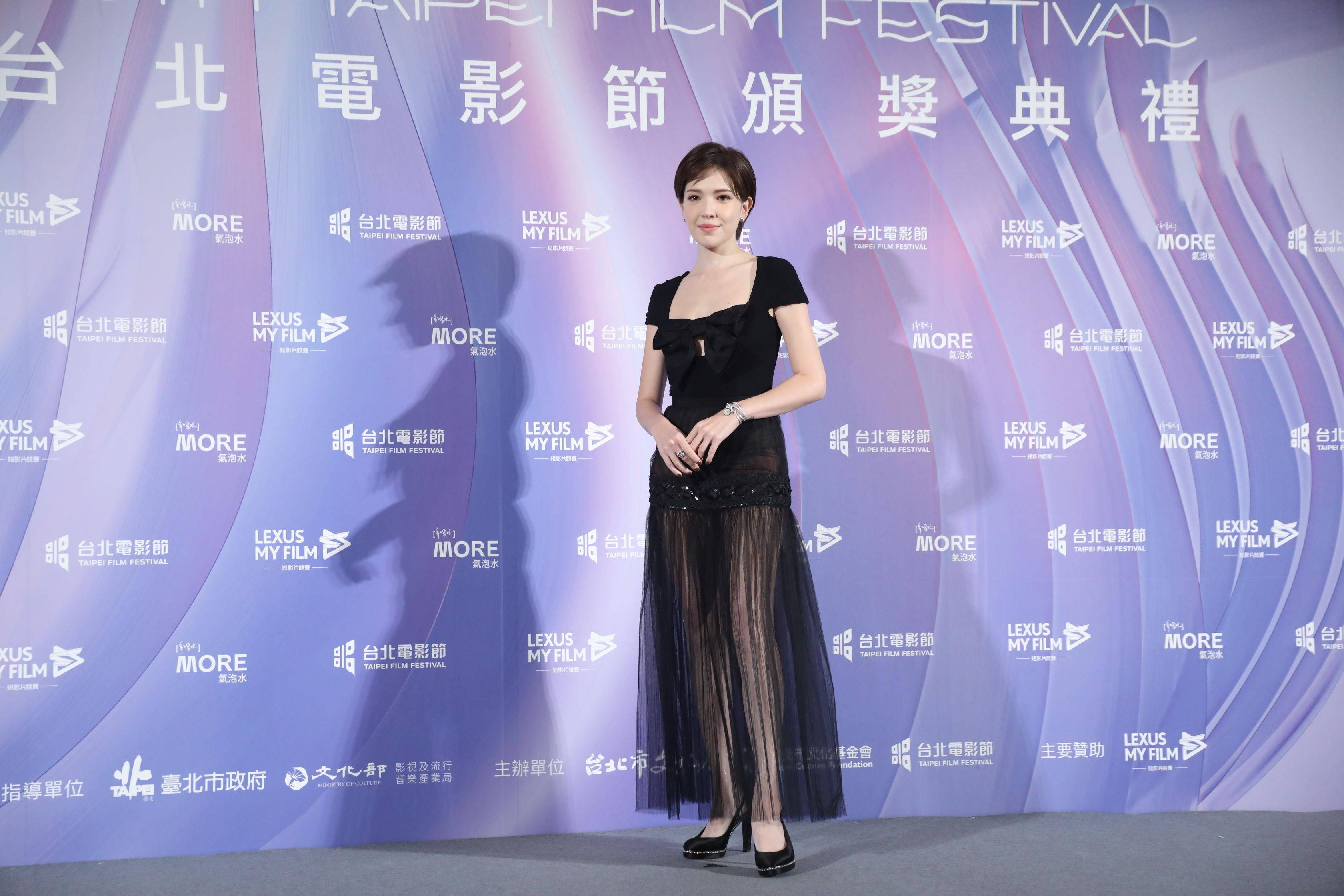 曾珮瑜中门大开辣翻典礼　谢欣颖花花装突围 时尚穿搭 图5张