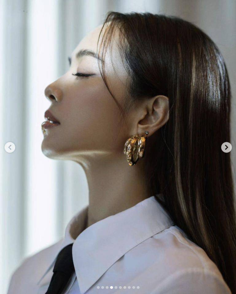 蔡依林“呸姐气势”狂开！42岁超紧致脸蛋驾驭黑纱披风太帅气 时尚穿搭 图3张