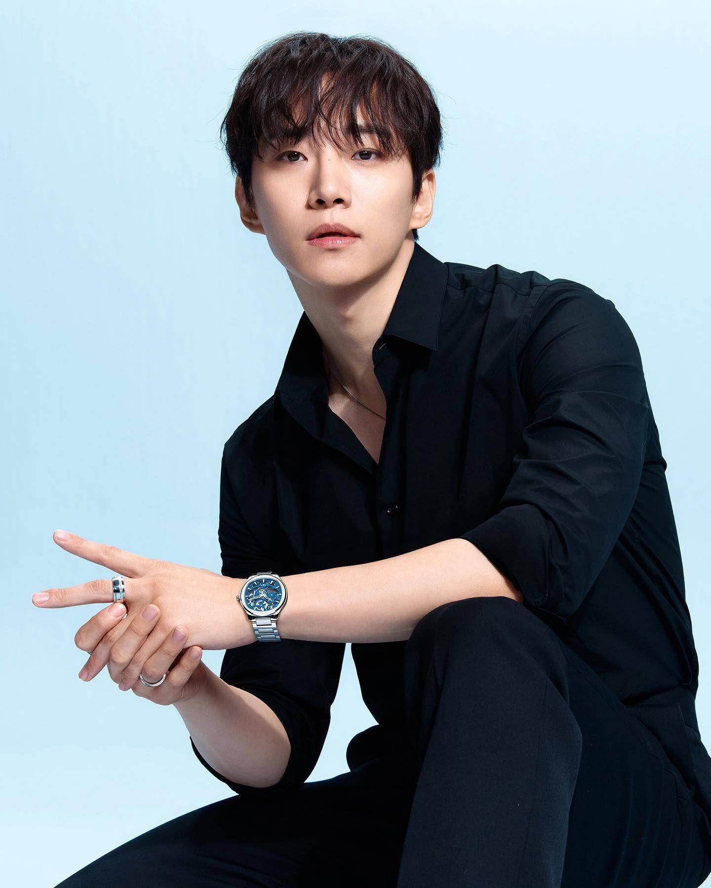 《王之国》李俊昊百万伯爵表不离手　帅气皮衣泄富二代型男品味 时尚穿搭 图3张