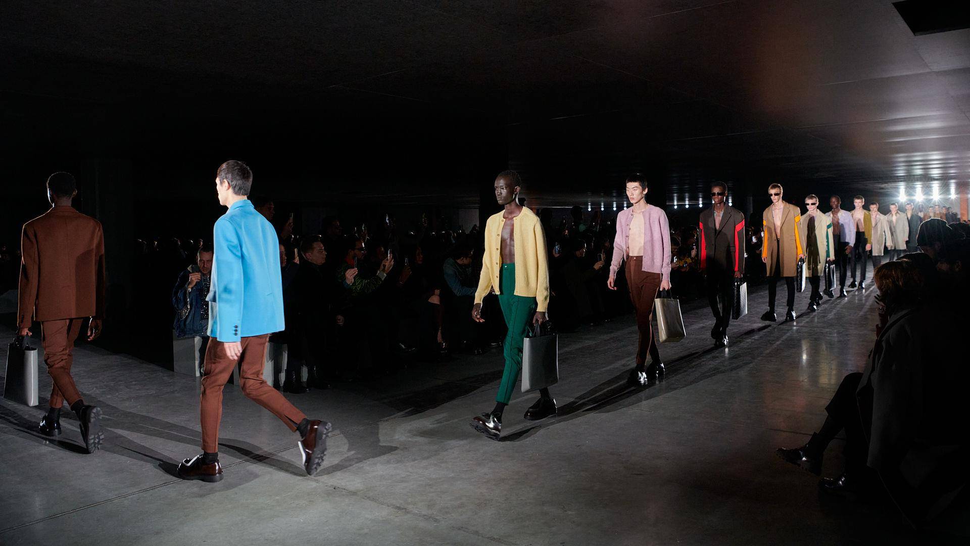 枕头背心、水壶托特包超萌！PRADA 秋冬男装“4亮点”极简制服美学进化 时尚穿搭 图1张