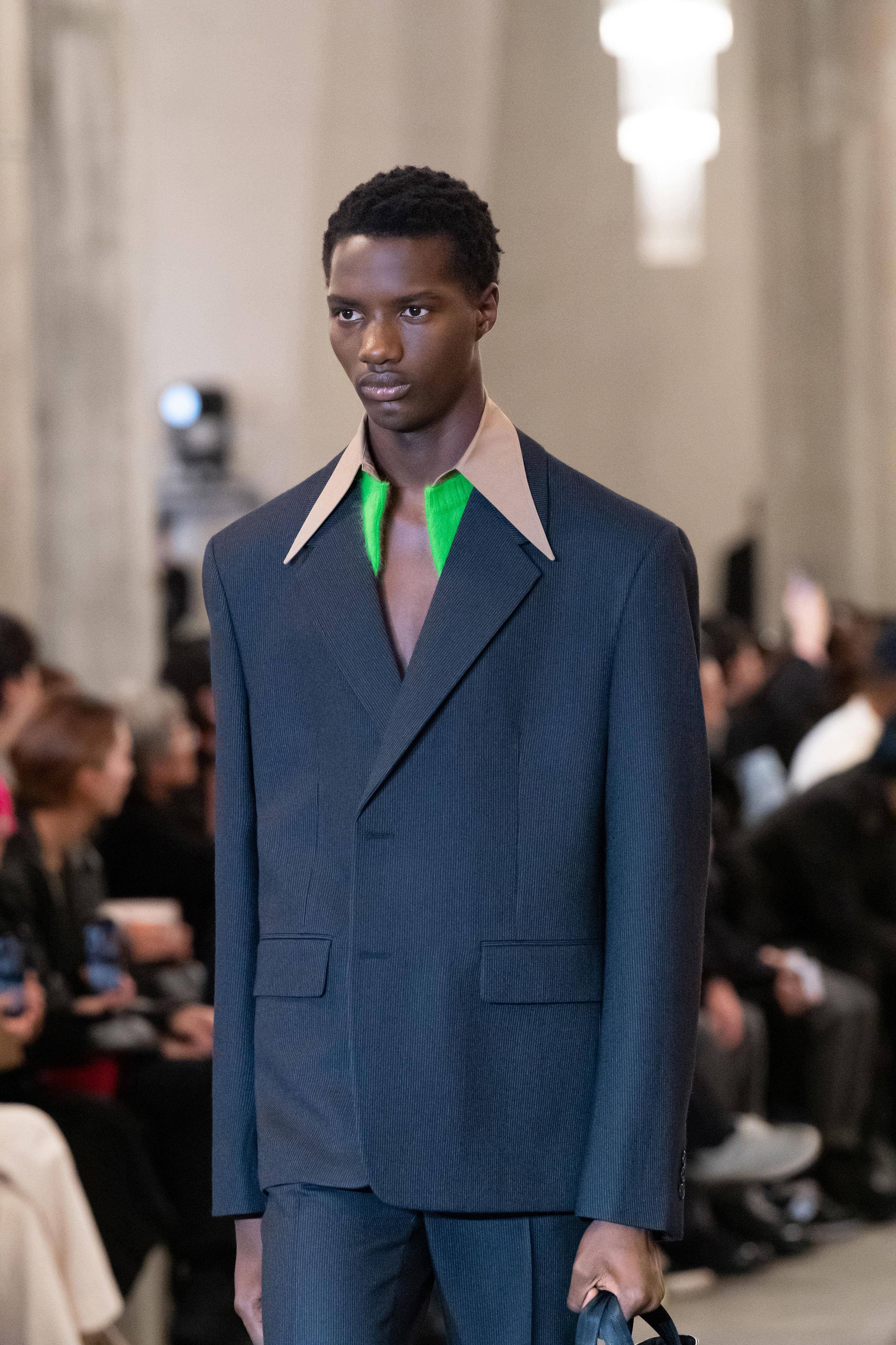 枕头背心、水壶托特包超萌！PRADA 秋冬男装“4亮点”极简制服美学进化 时尚穿搭 图2张