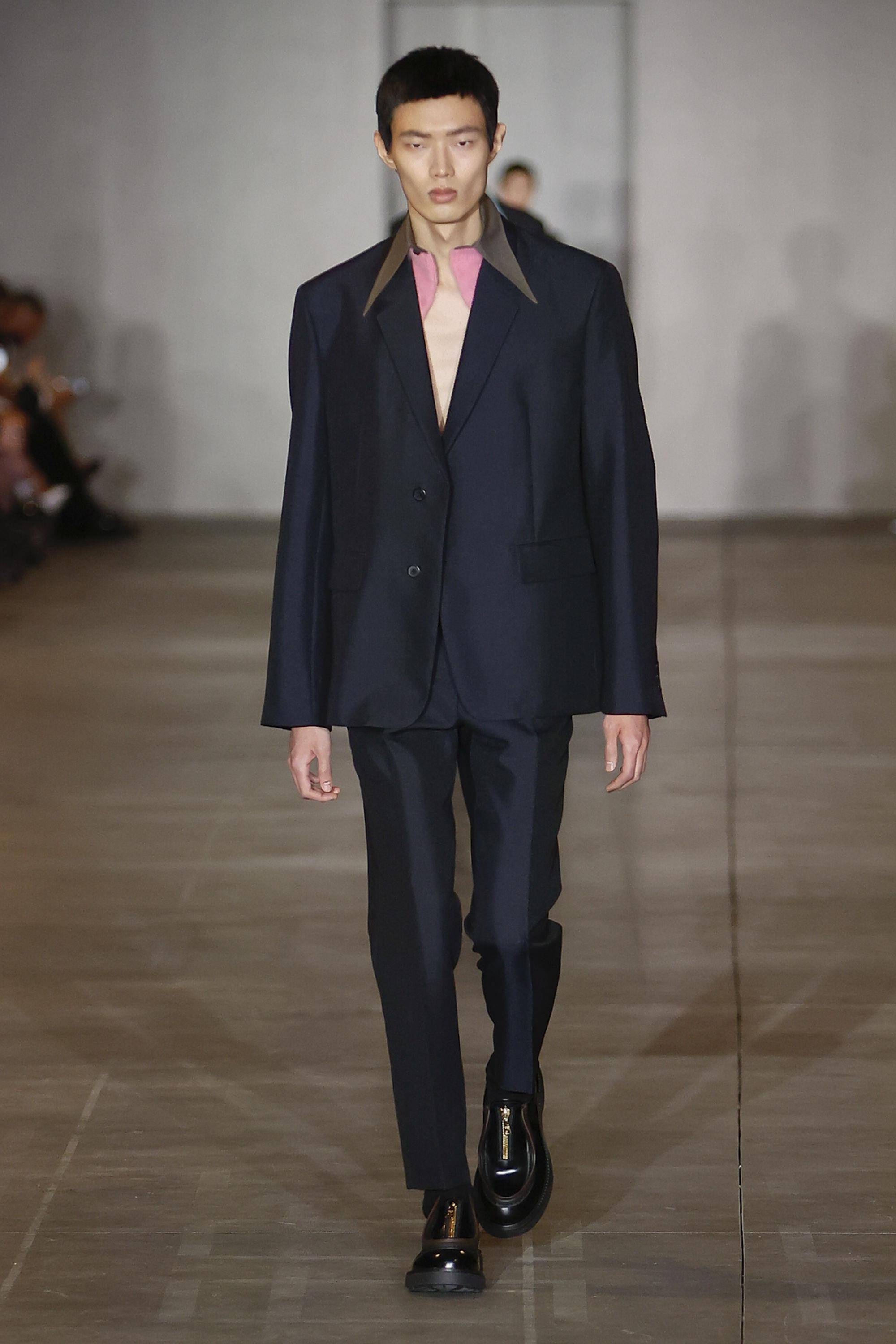 枕头背心、水壶托特包超萌！PRADA 秋冬男装“4亮点”极简制服美学进化 时尚穿搭 图3张