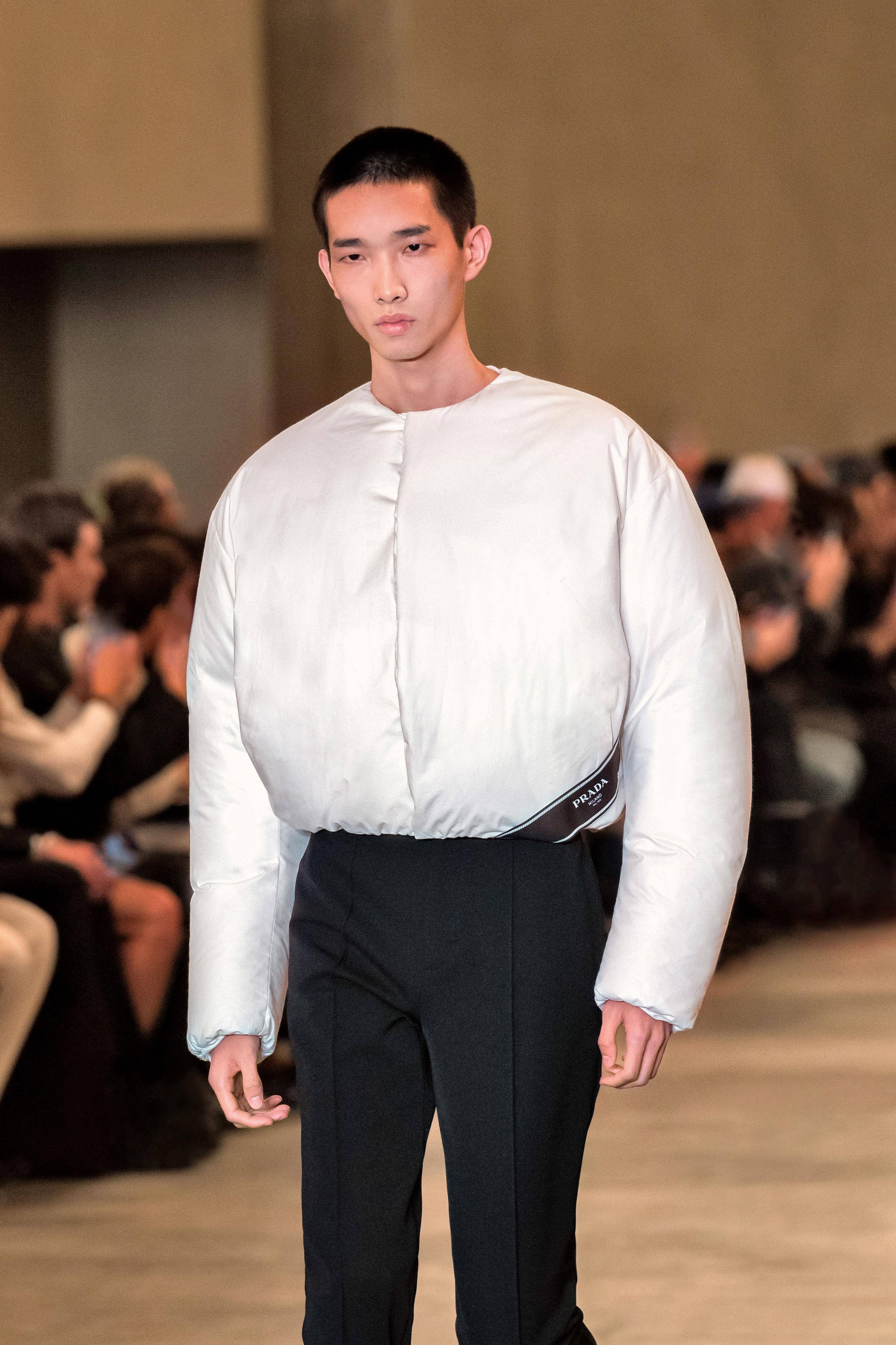 枕头背心、水壶托特包超萌！PRADA 秋冬男装“4亮点”极简制服美学进化 时尚穿搭 图4张