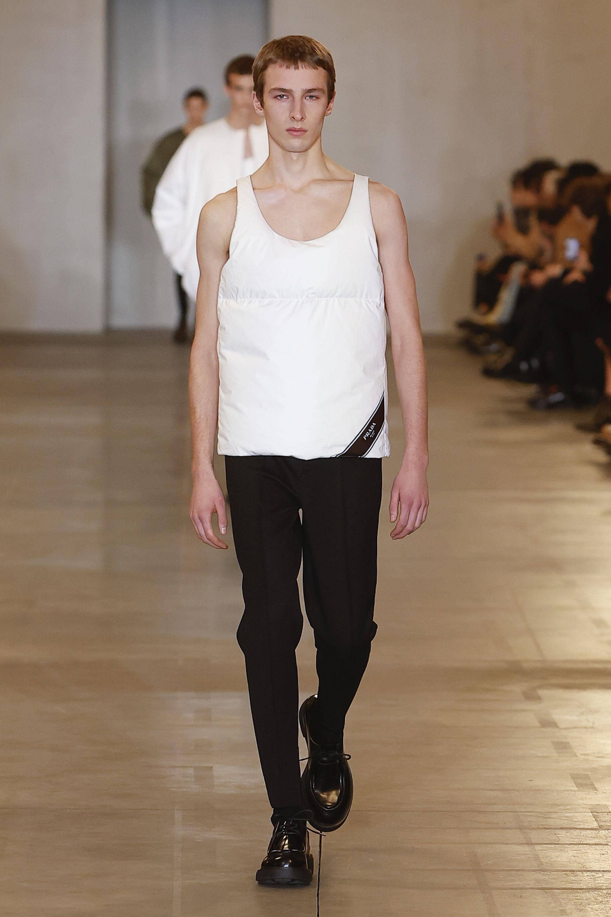 枕头背心、水壶托特包超萌！PRADA 秋冬男装“4亮点”极简制服美学进化 时尚穿搭 图5张