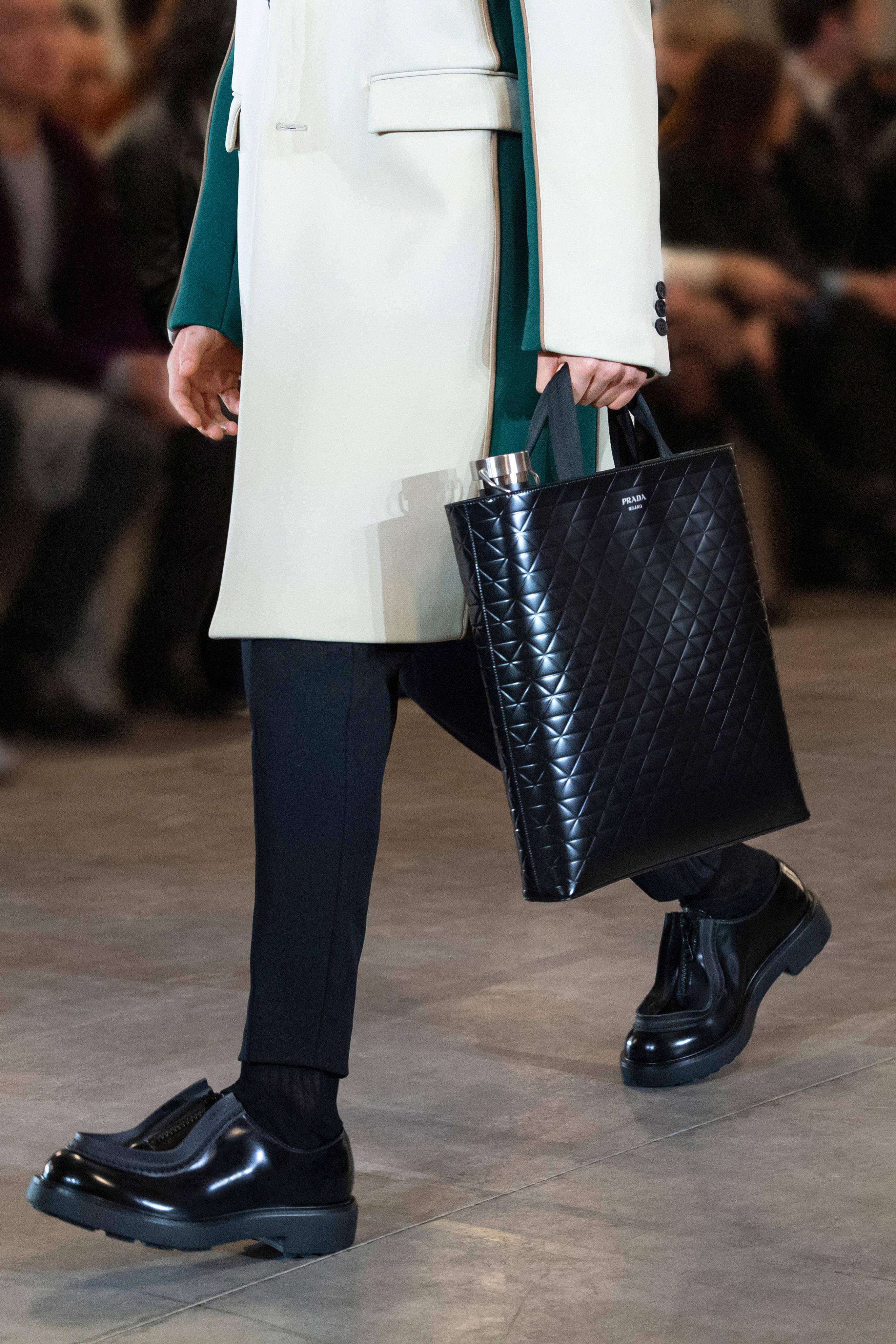 枕头背心、水壶托特包超萌！PRADA 秋冬男装“4亮点”极简制服美学进化 时尚穿搭 图6张