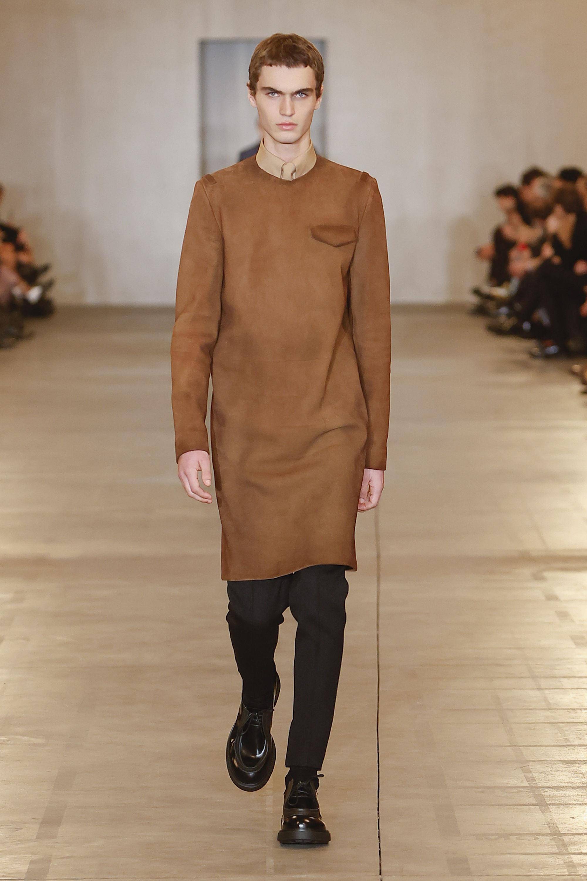 枕头背心、水壶托特包超萌！PRADA 秋冬男装“4亮点”极简制服美学进化 时尚穿搭 图9张