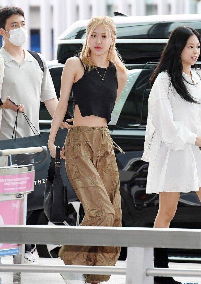 BLACKPINK全员爱穿工装裤！不挑身形还超修饰线条　Y2K穿搭必须来一件 最新资讯 图7张