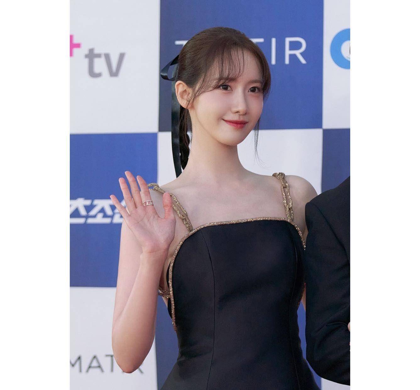 润娥露香肩美背造型如女神降临　小巧葫芦珠宝添可爱气息 时尚穿搭 图2张