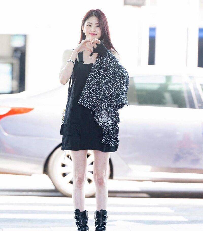 韩韶禧改当迪奥小公主！暗黑风格搭Lady Dior超有个性 名人名流 图5张